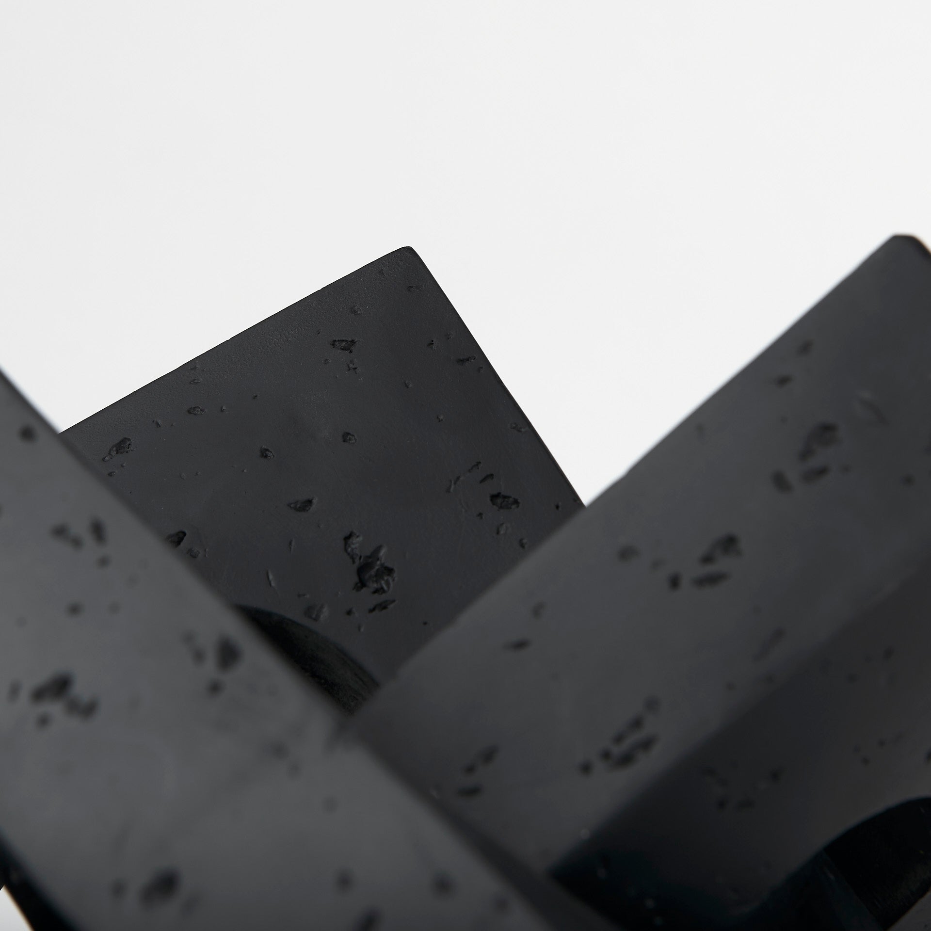Linx Black Object
