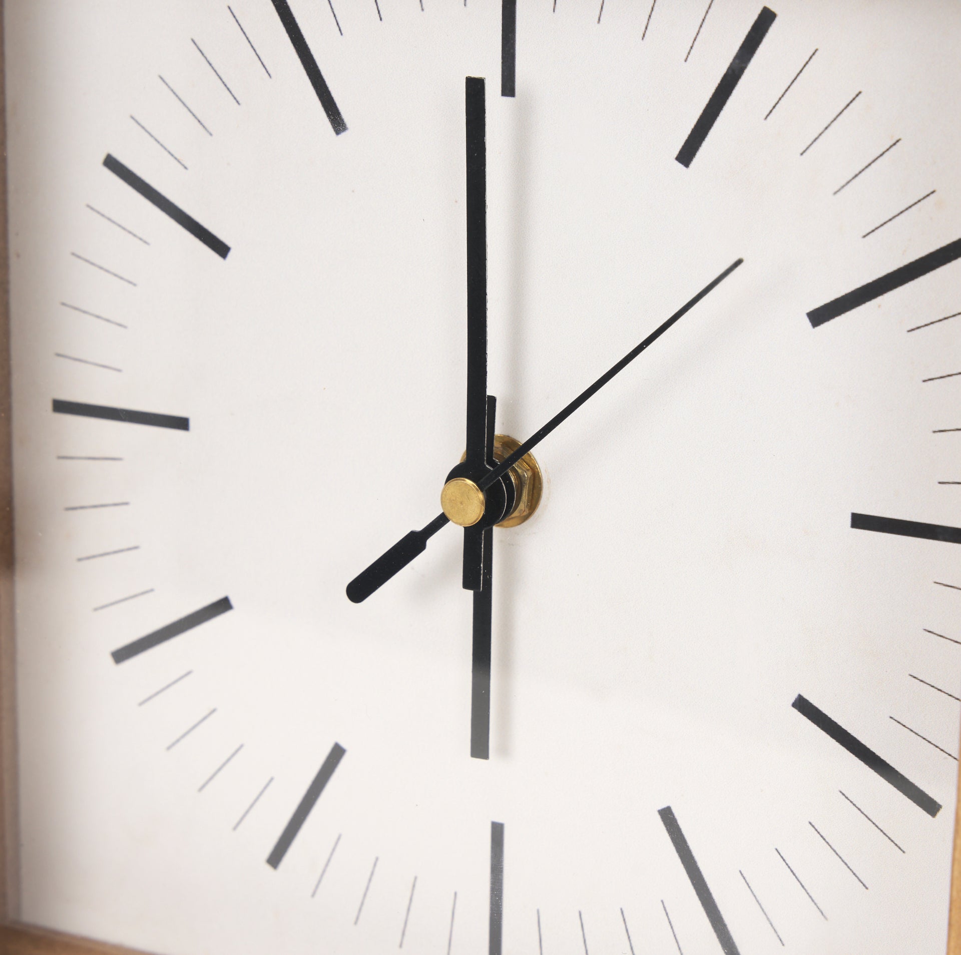Renaya Table Clock