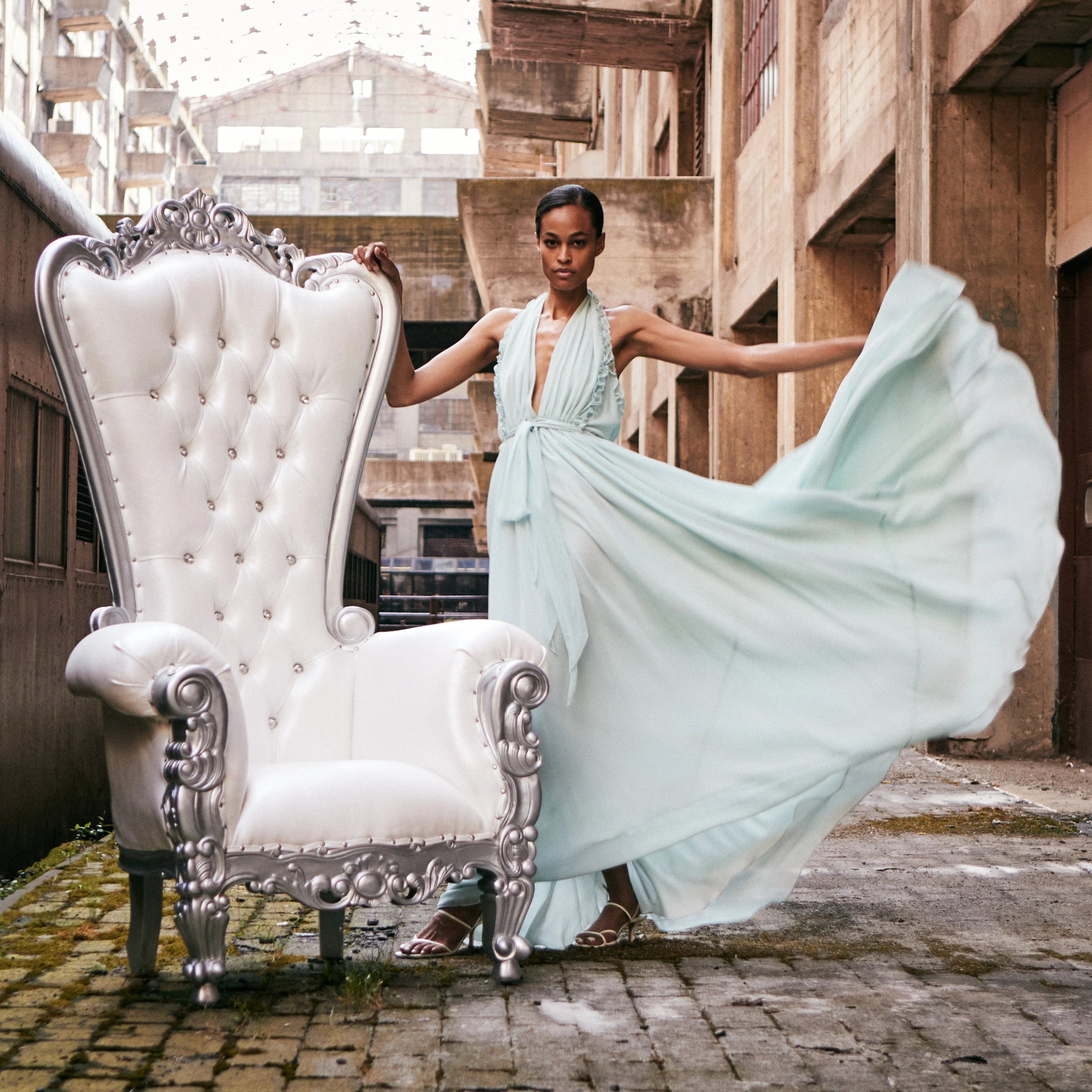 Queen Tiffany Throne Chair - Vinyl