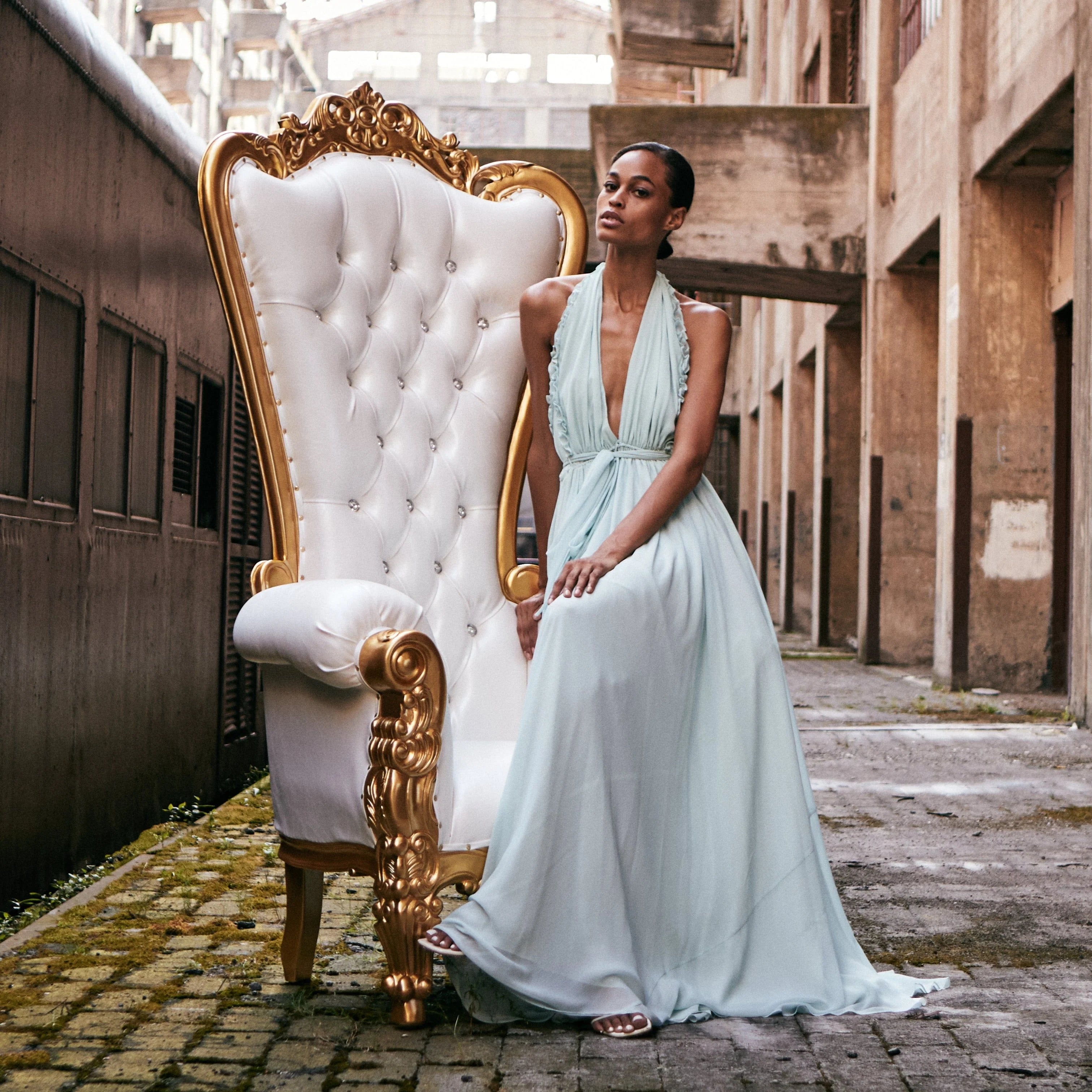 Queen Tiffany Throne Chair - Vinyl