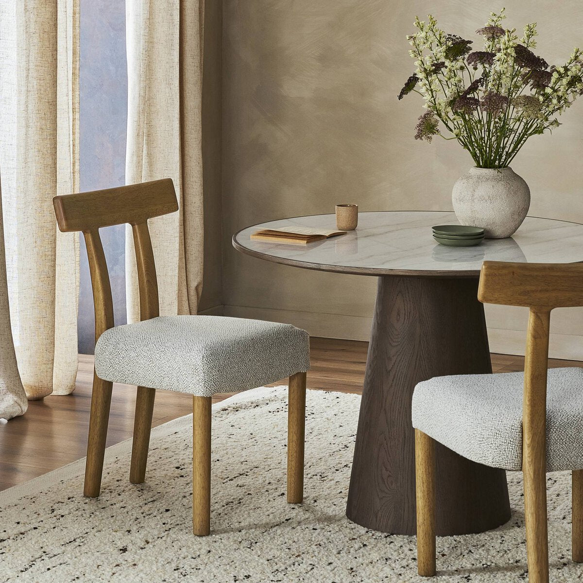 Chaise de salle à manger en bois rembourrée Brunswick Pebble de Ziady