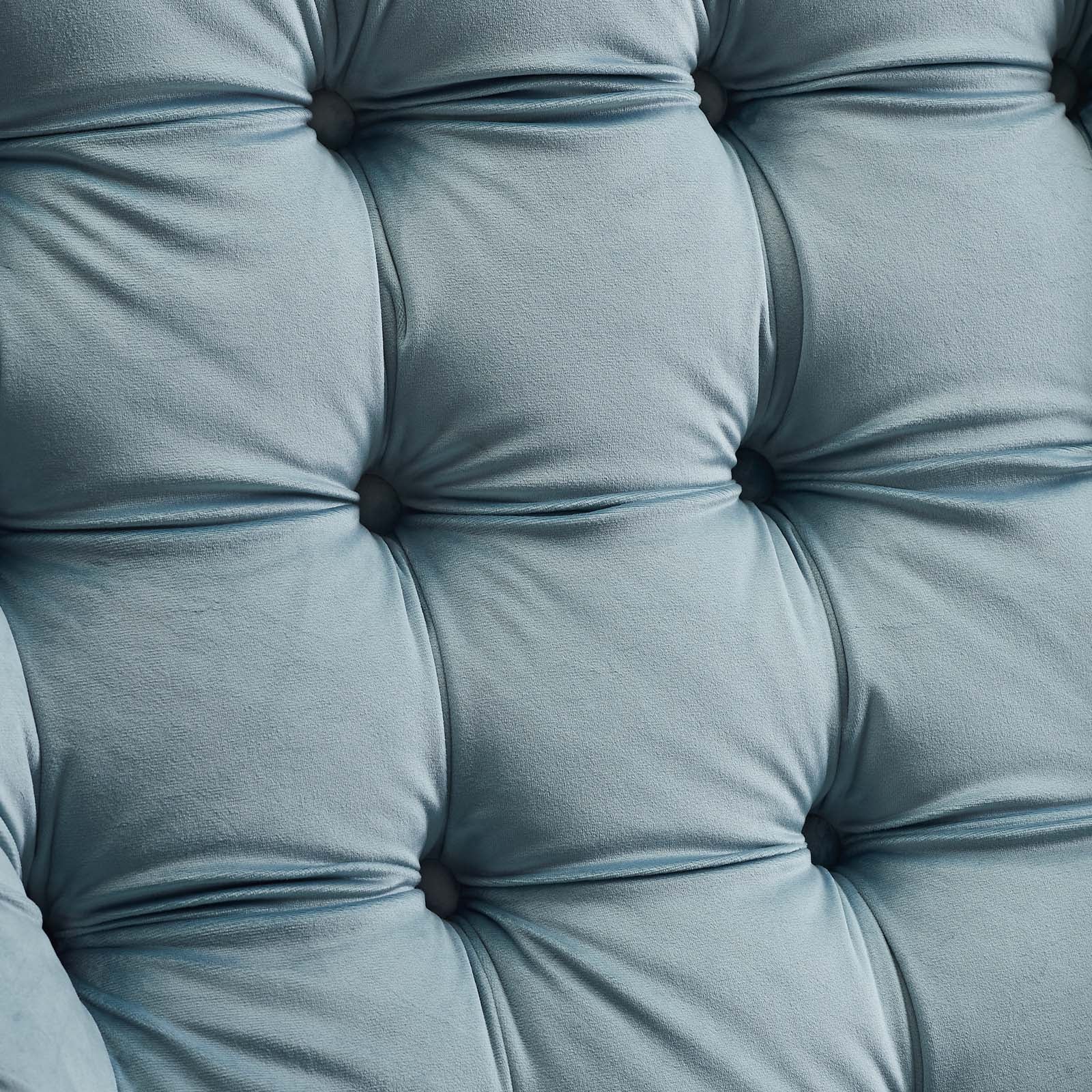 Fauteuil de salon en velours capitonné avec boutons suggérés