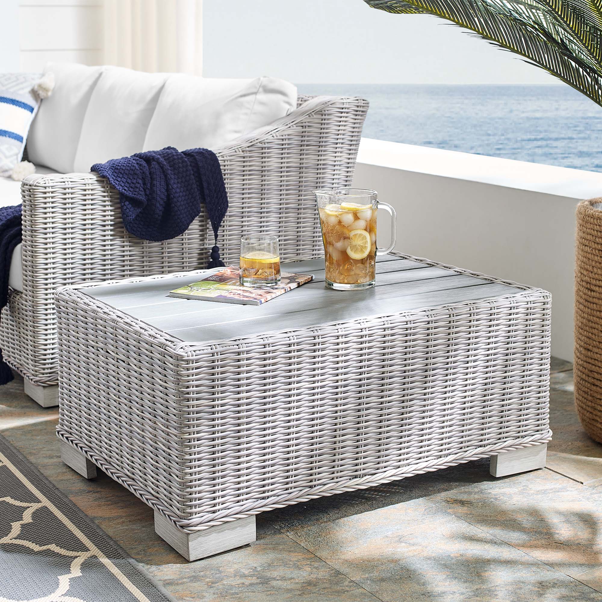 Table basse en rotin et osier pour patio extérieur Conway de 32 po en gris clair