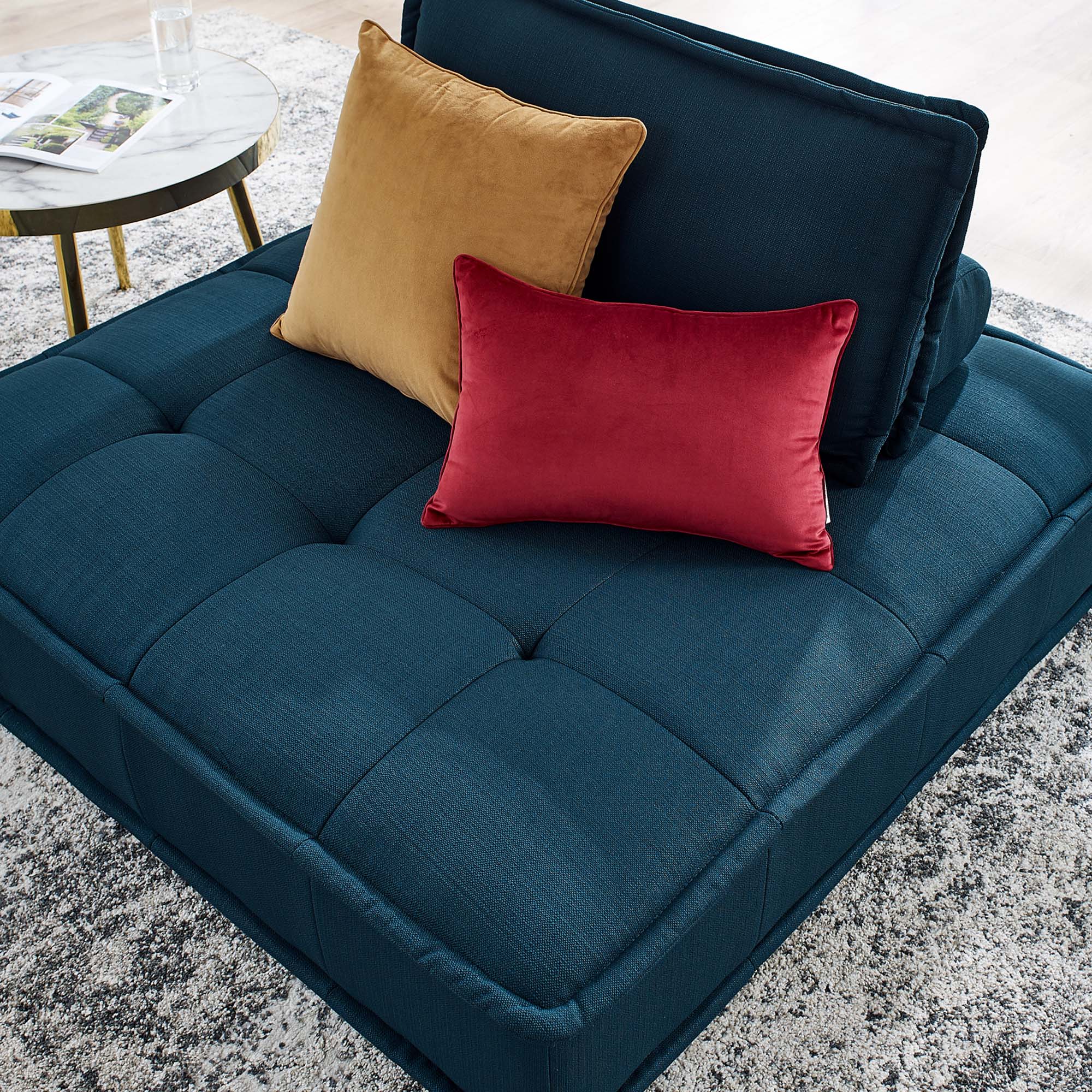 Chaise sans accoudoirs en tissu capitonné Saunter