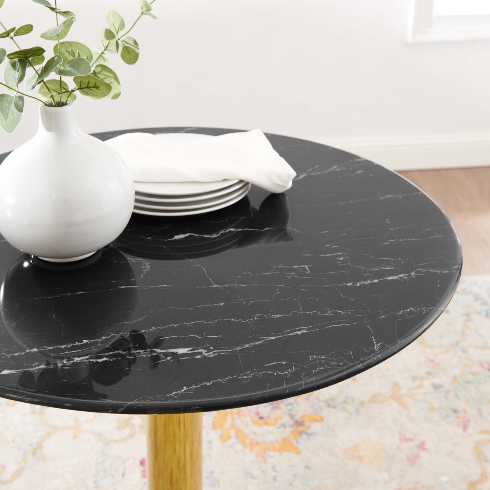 Table à manger en marbre artificiel Verne de 28 po en noir doré