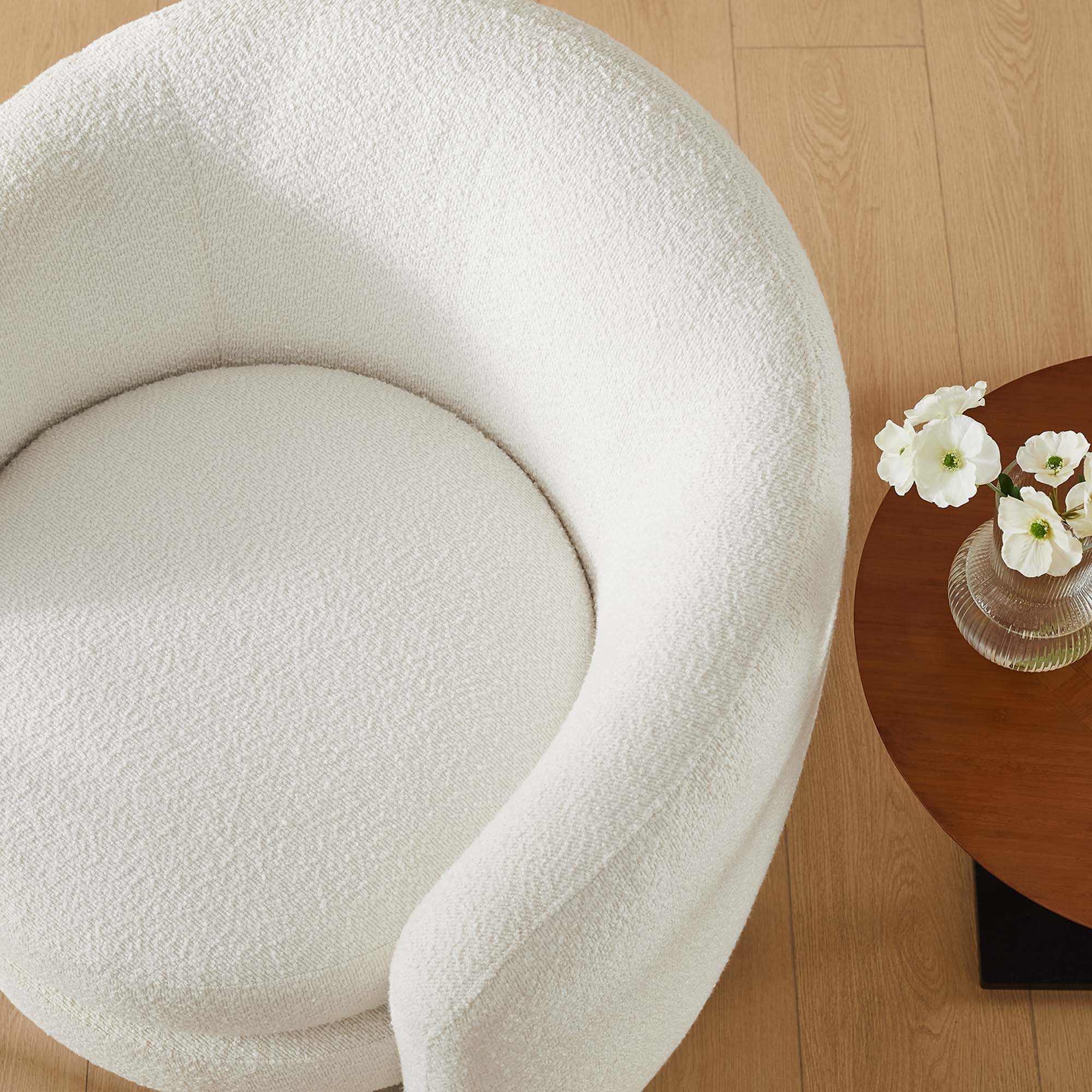 Fauteuil à dossier incurvé en tissu bouclé rembourré Affinity