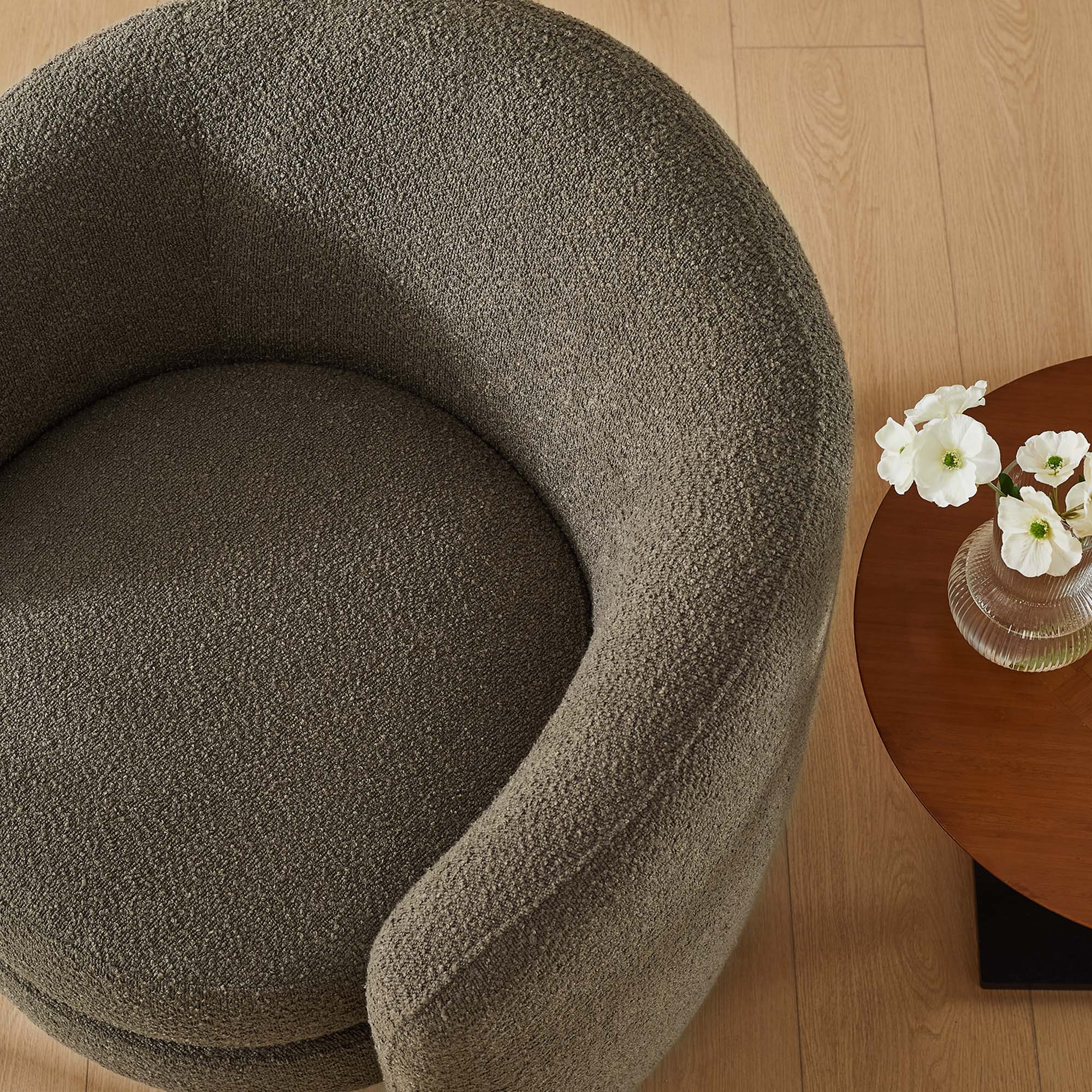 Fauteuil à dossier incurvé en tissu bouclé rembourré Affinity