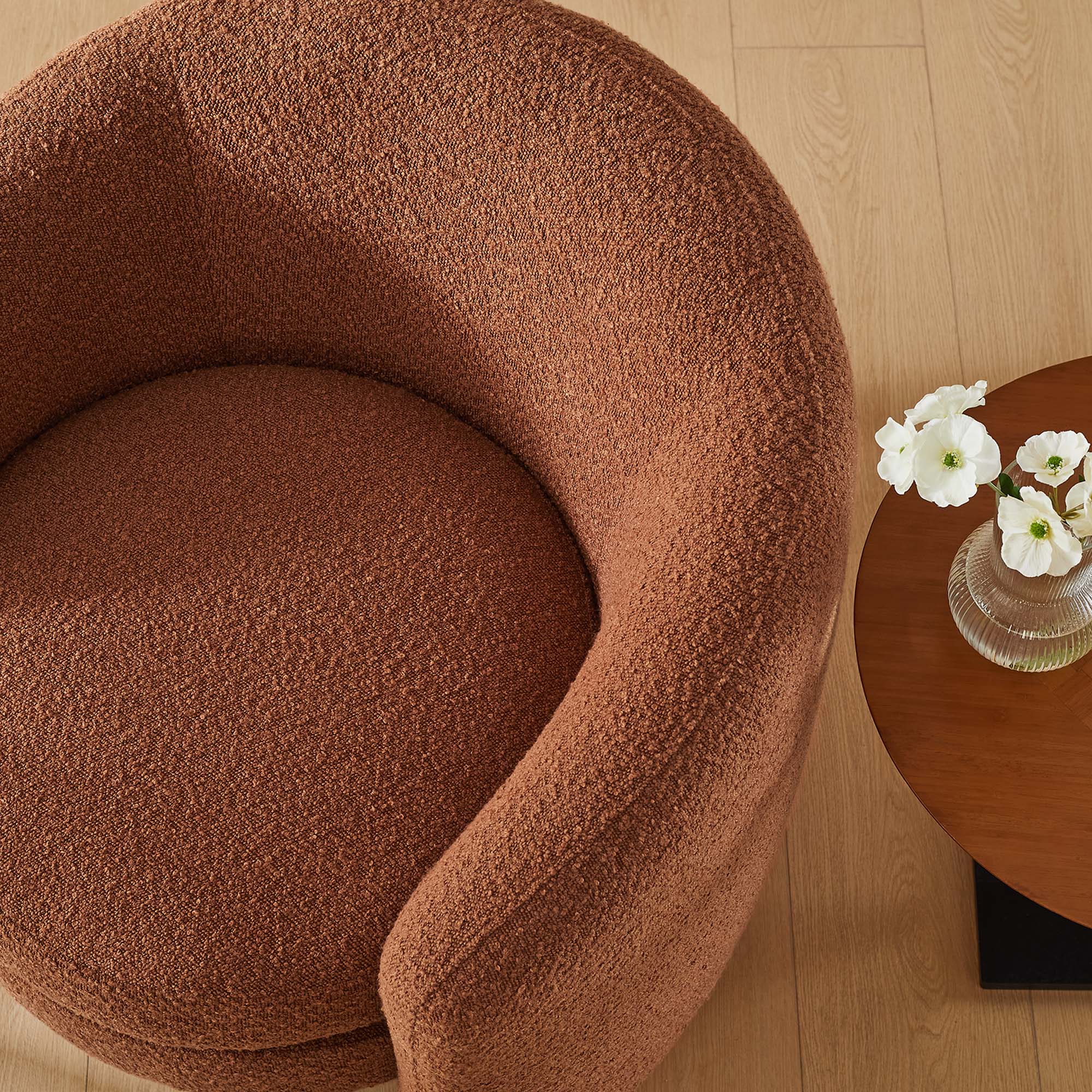 Fauteuil à dossier incurvé en tissu bouclé rembourré Affinity