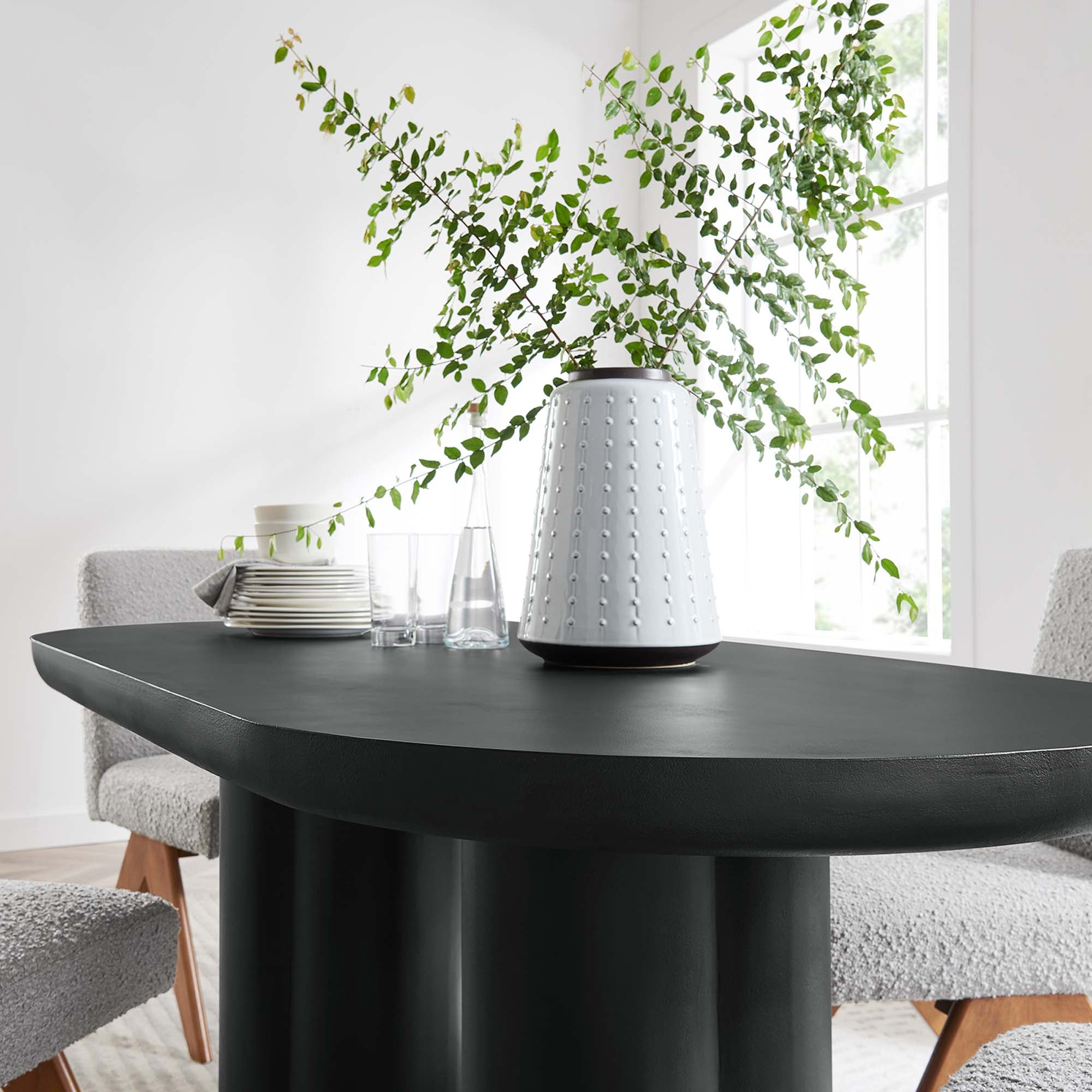 Table à manger ovale en béton Caspian de 72 po