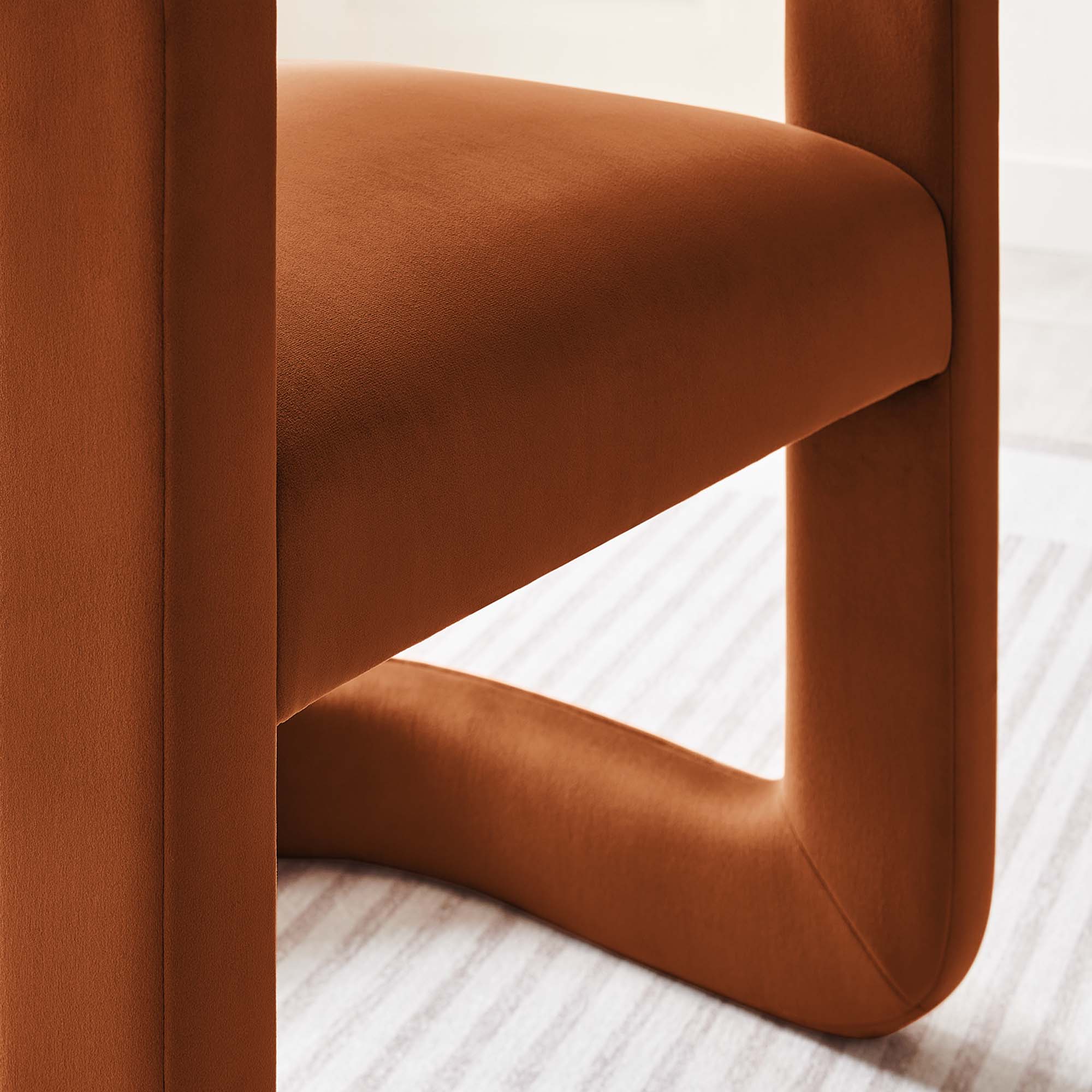 Fauteuil de salon en velours Ponder Performance
