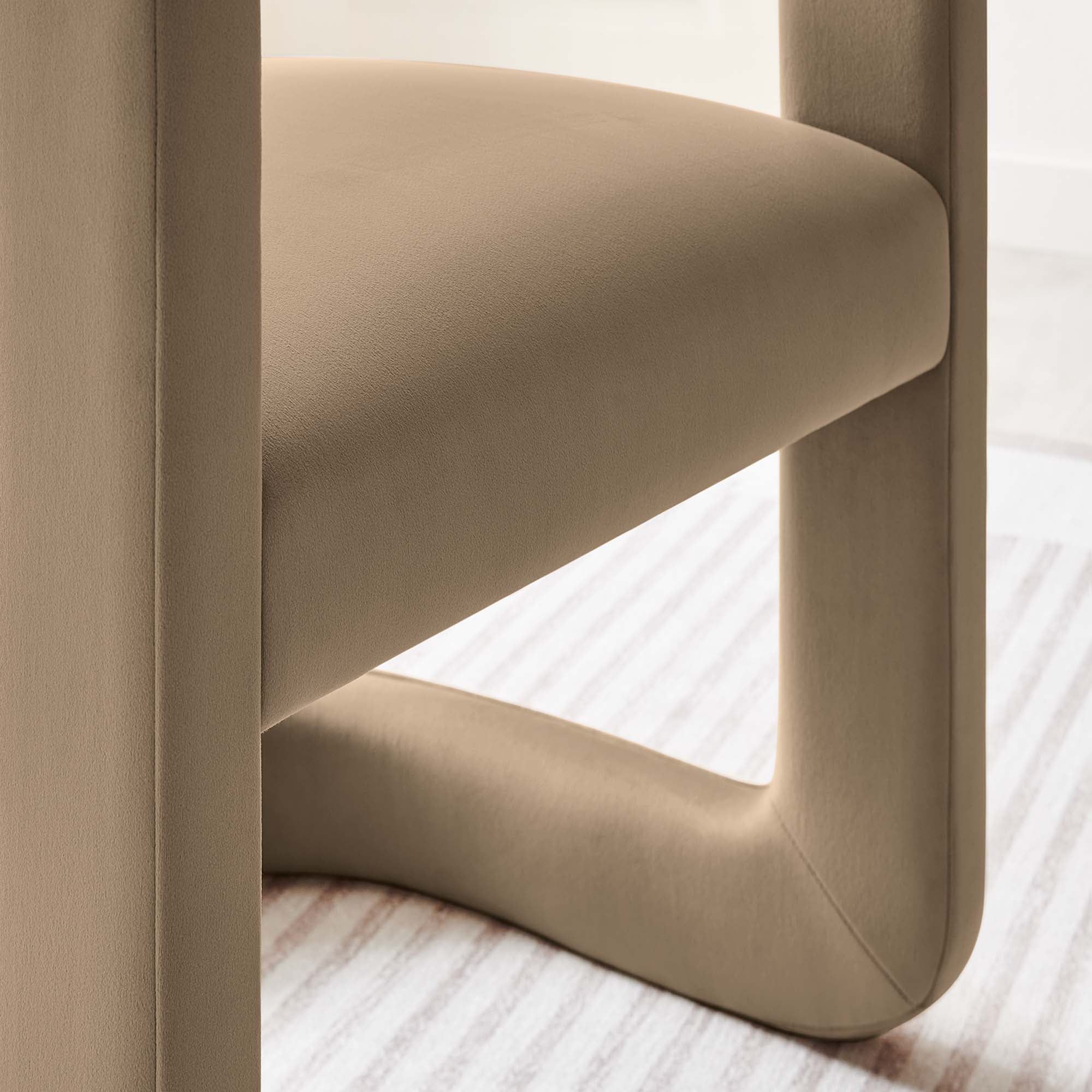Fauteuil de salon en velours Ponder Performance
