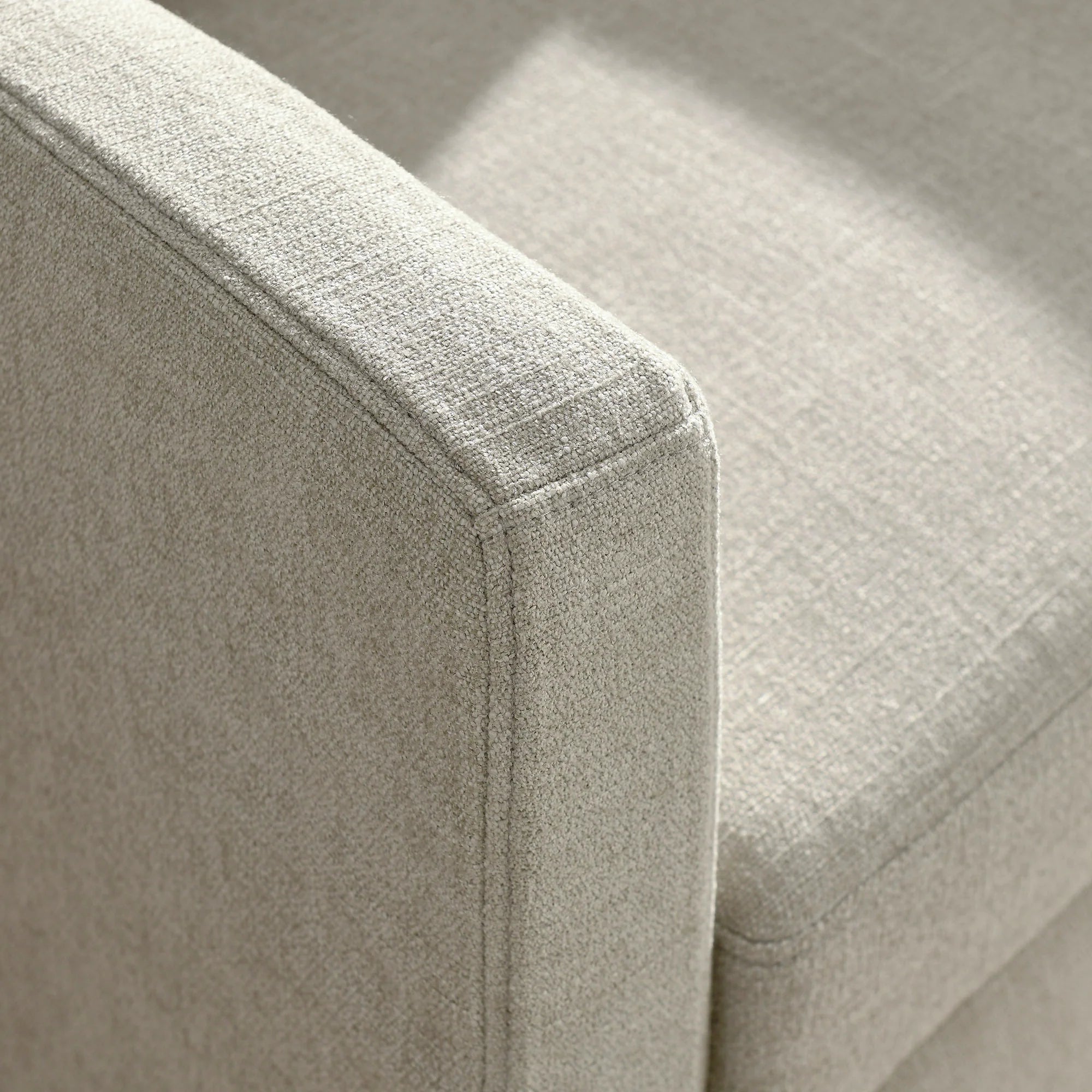 Fauteuil pivotant recouvert de lin serein