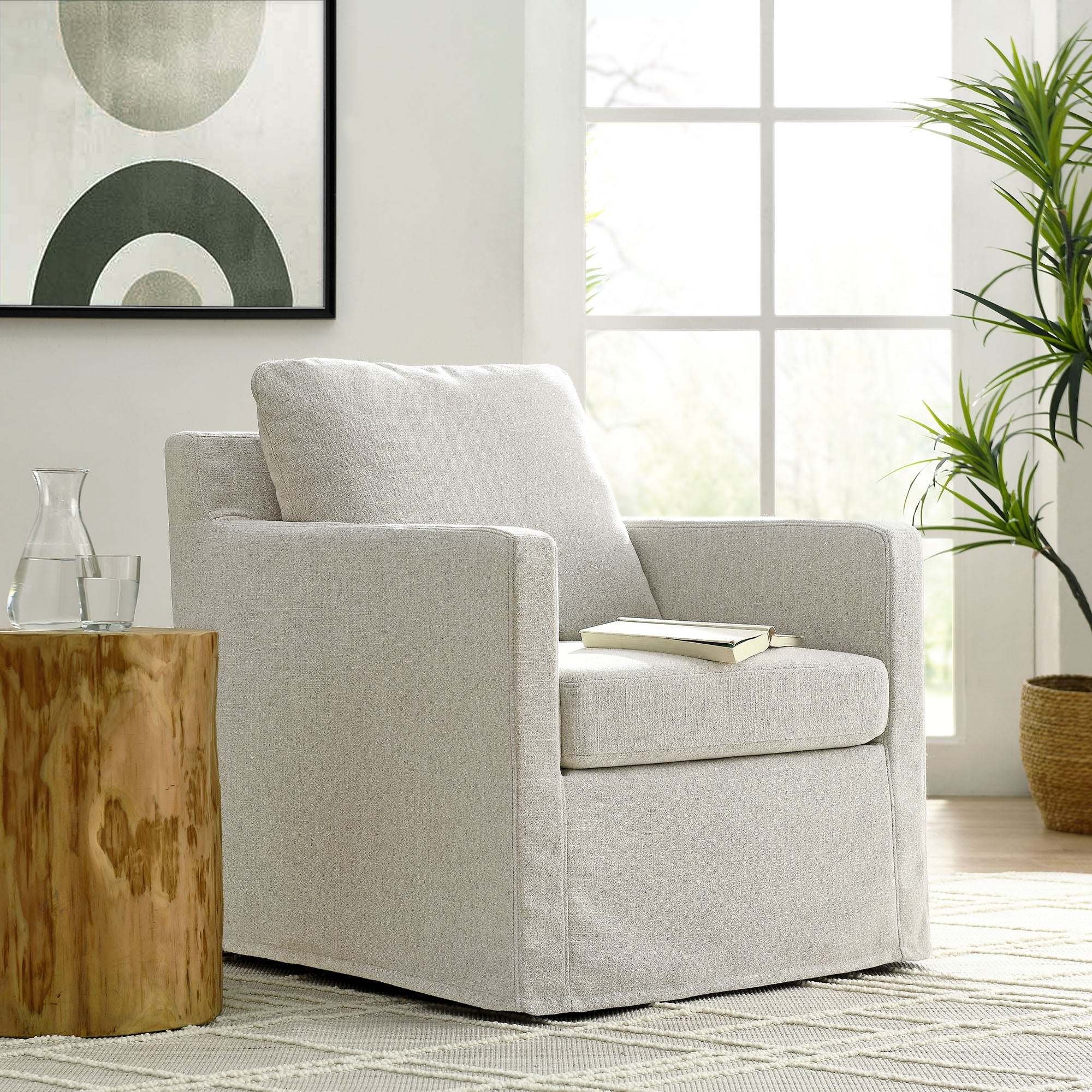 Fauteuil pivotant recouvert de lin serein
