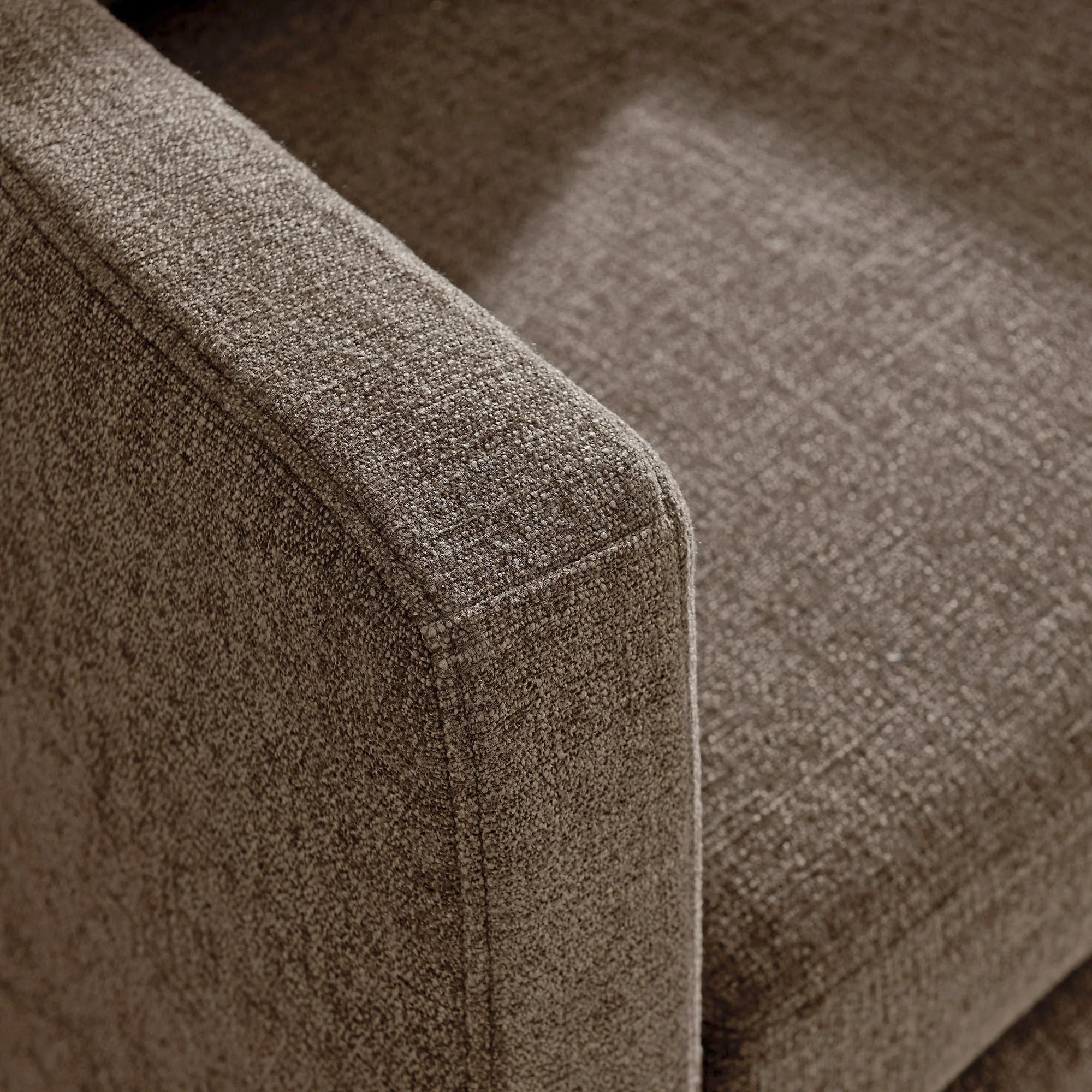 Fauteuil pivotant recouvert de lin serein