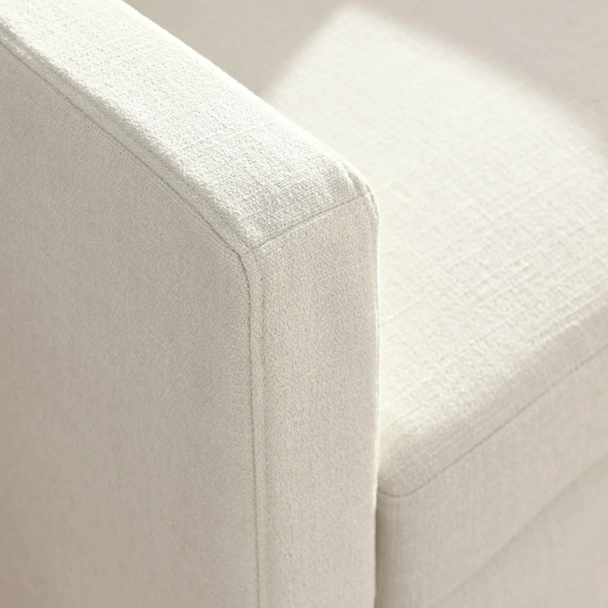Fauteuil pivotant recouvert de lin serein