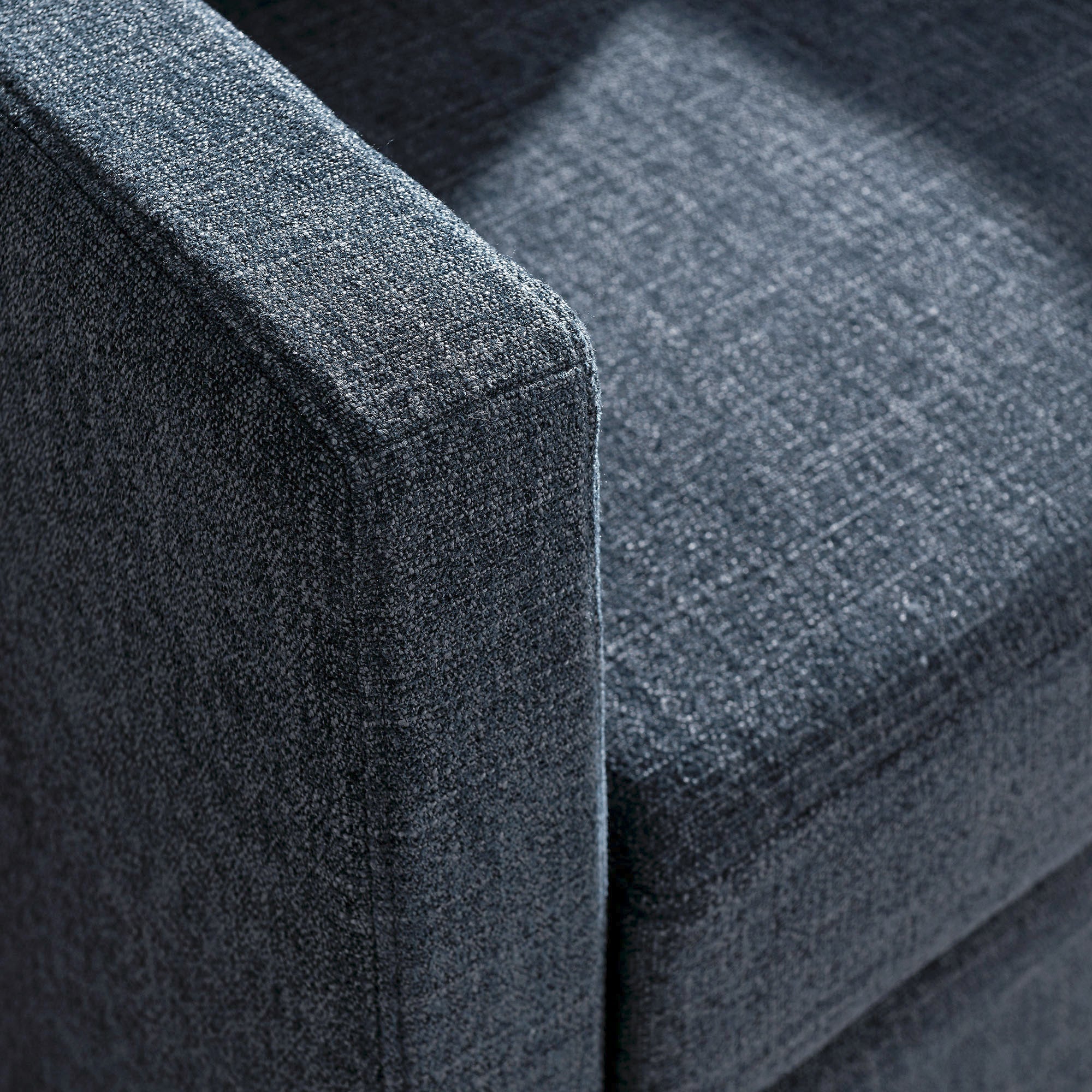 Fauteuil pivotant recouvert de lin serein