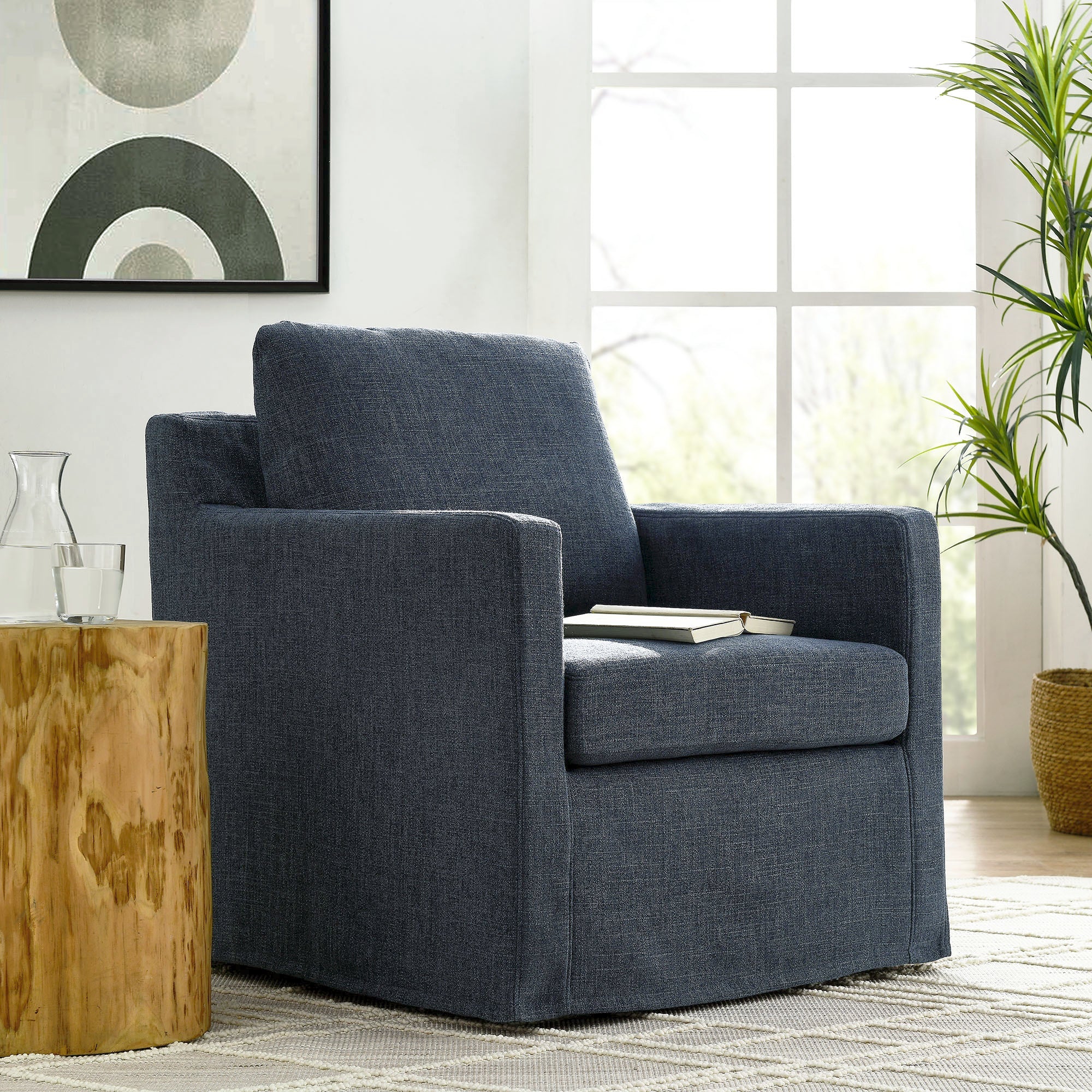 Fauteuil pivotant recouvert de lin serein
