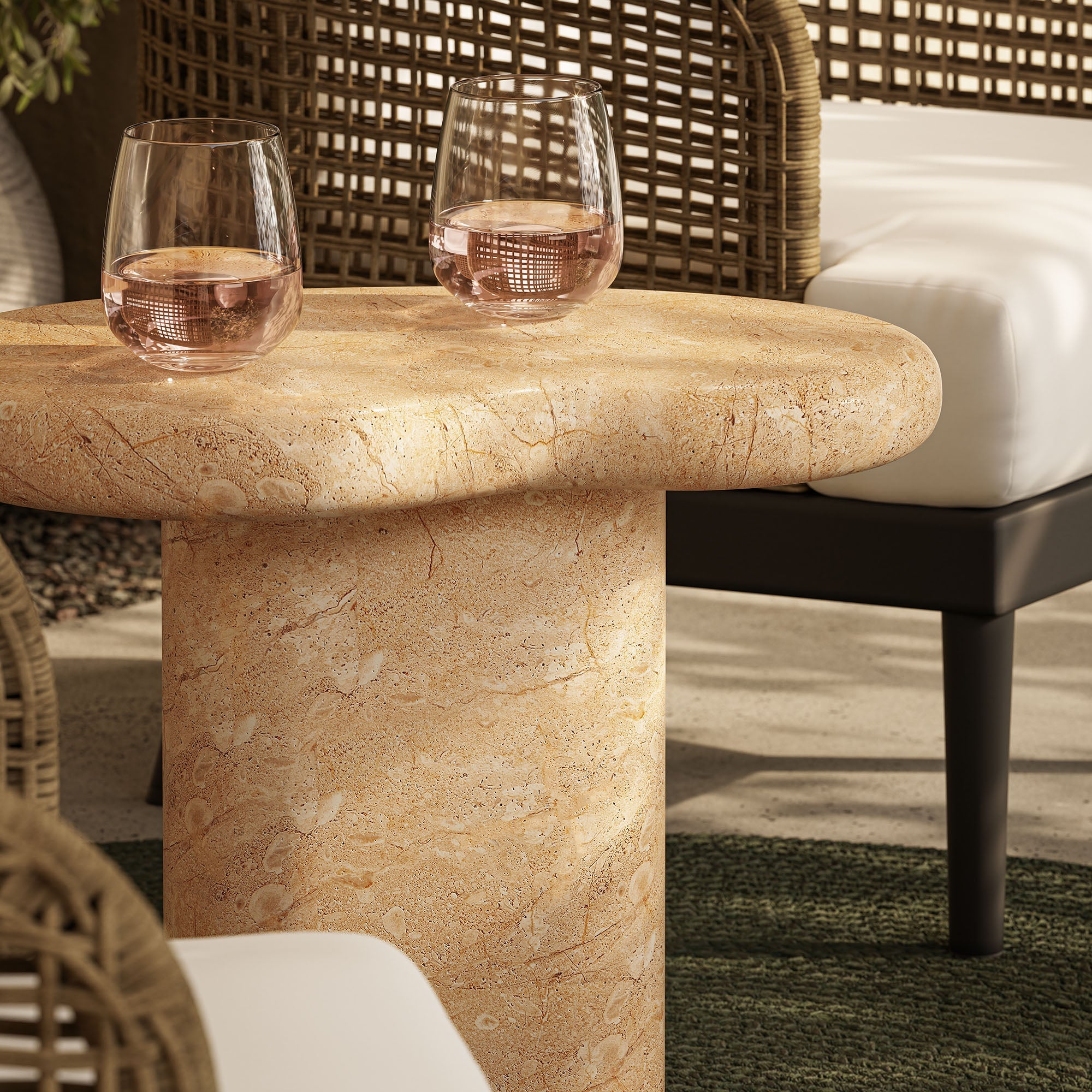 Table d'appoint en faux travertin texturé pour patio intérieur et extérieur Elowen en travertin