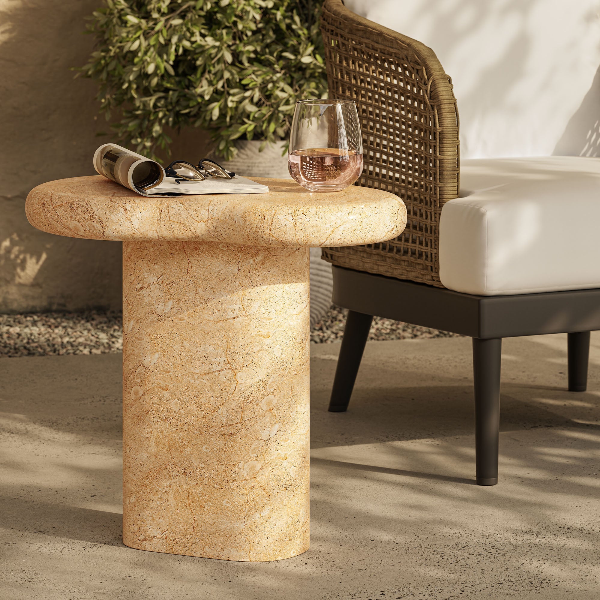 Table d'appoint en faux travertin texturé pour patio intérieur et extérieur Elowen en travertin