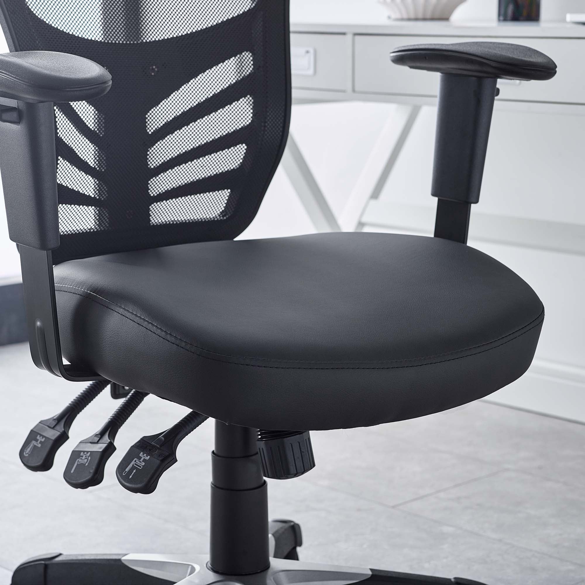 Chaise de bureau articulée en vinyle