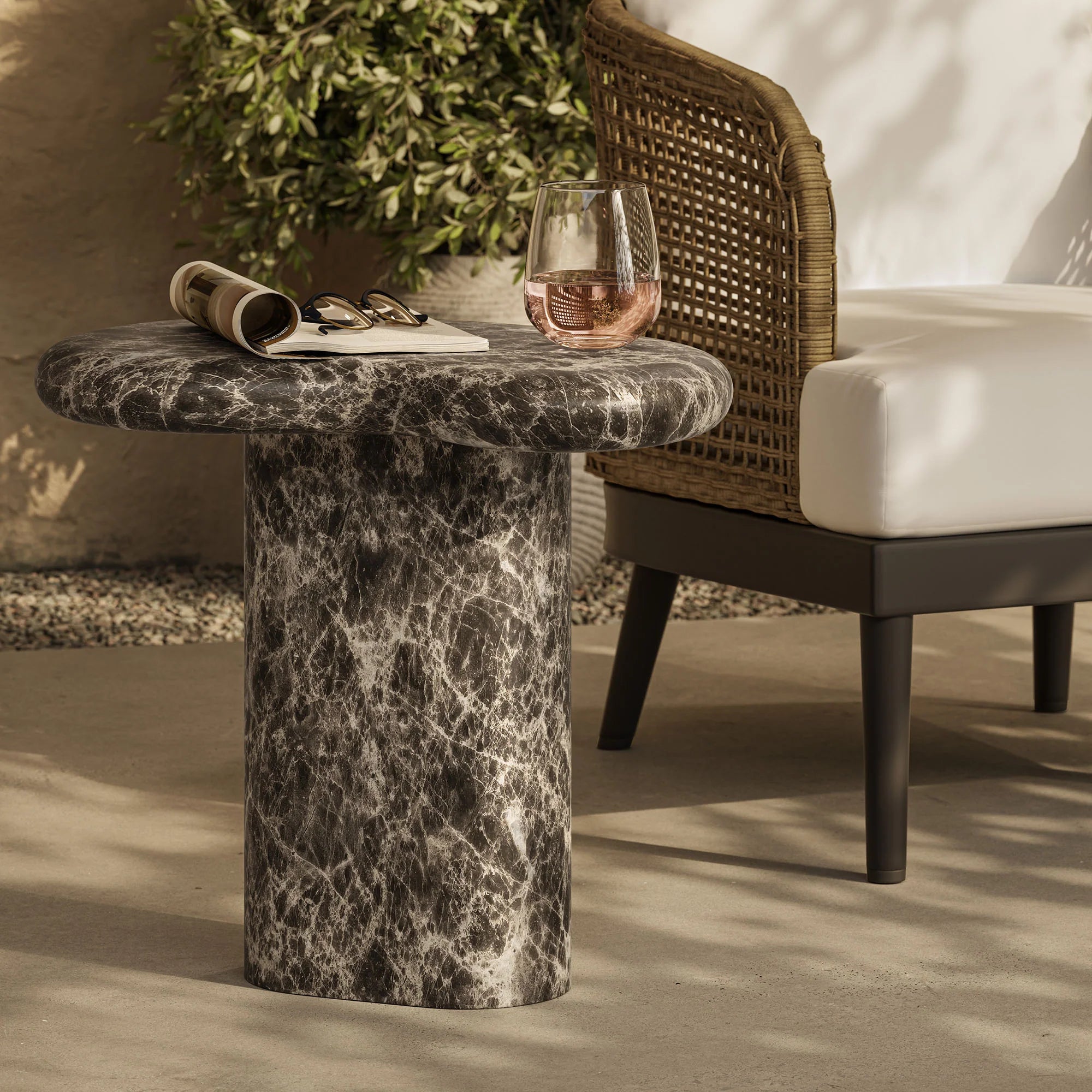 Table d'appoint en faux travertin texturé pour patio intérieur et extérieur Elowen en travertin