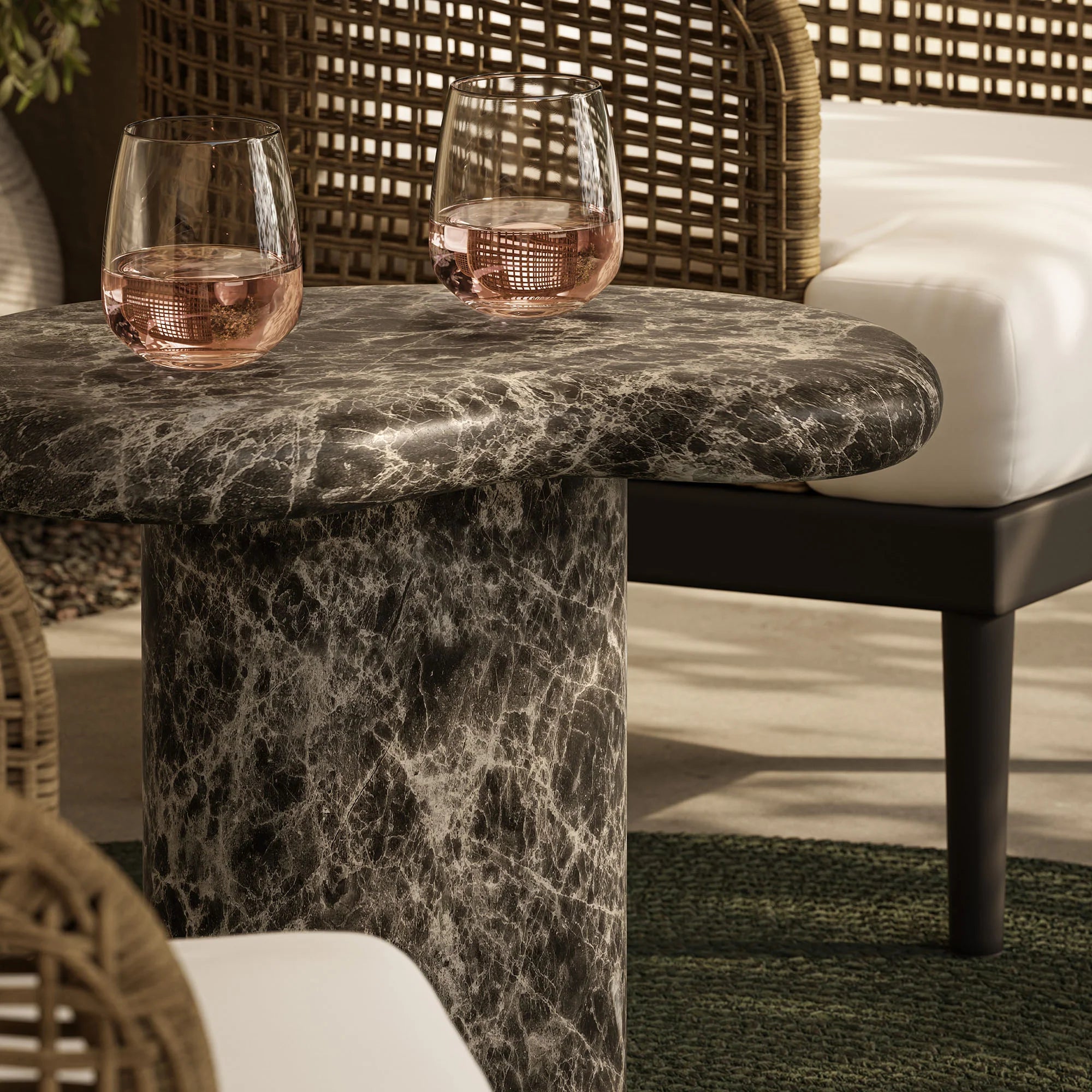 Table d'appoint en faux travertin texturé pour patio intérieur et extérieur Elowen en travertin