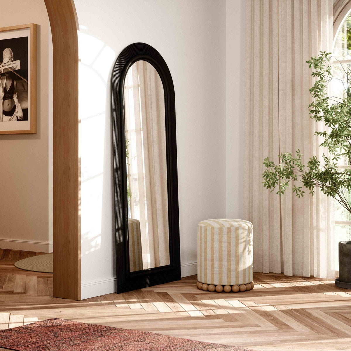 Miroir sur pied Tanya en rotin noir de 70 po