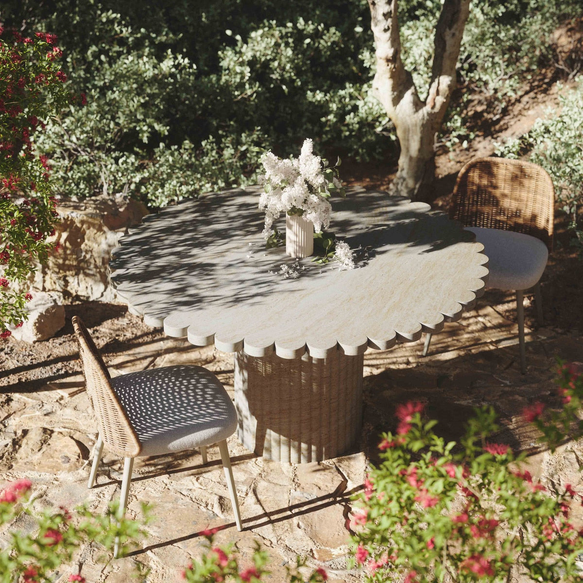 Table à manger ronde d'intérieur/extérieur de 54 po avec finition en travertin délavé Blossom