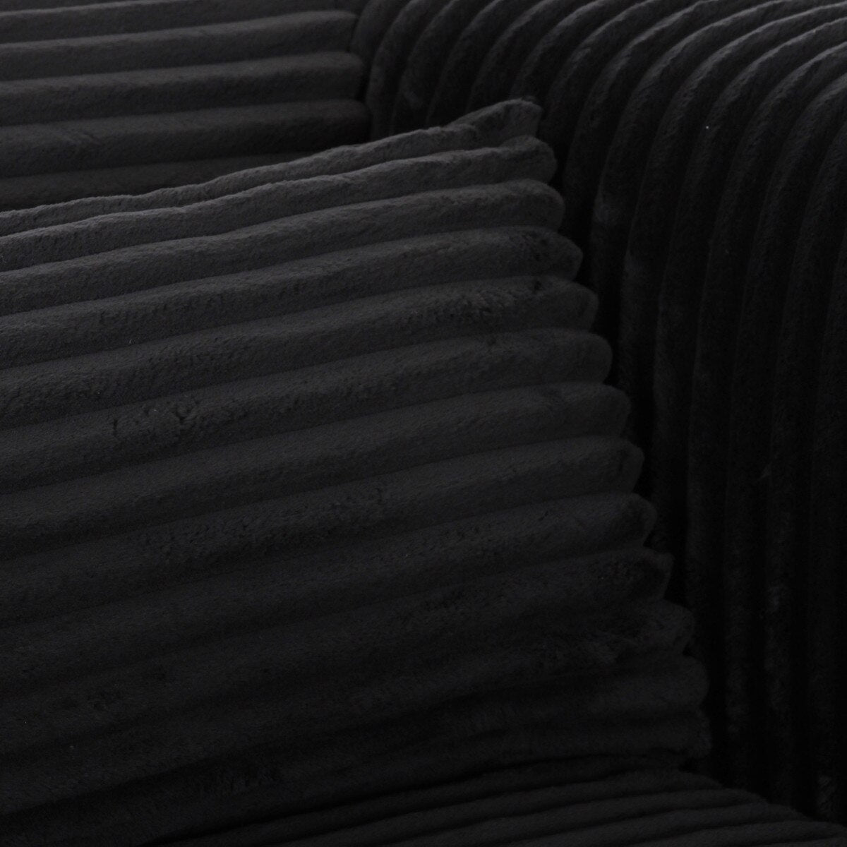 Fauteuil surdimensionné en velours côtelé noir Tarra Fluffy