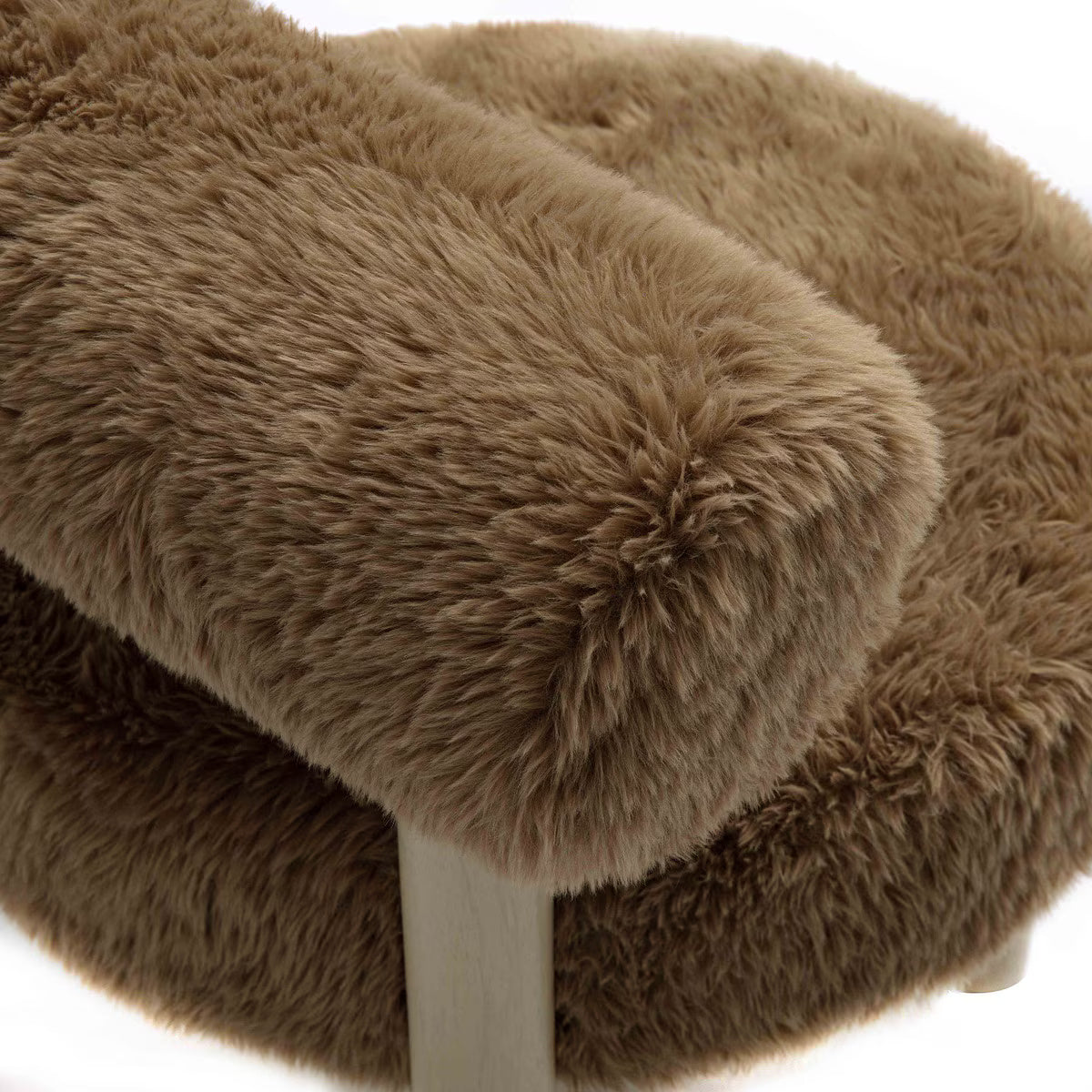 Fauteuil d'appoint en peau de mouton vegan taupe foncé Carmel