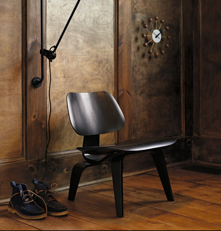 Chaise longue en contreplaqué moulé Eames avec base en bois