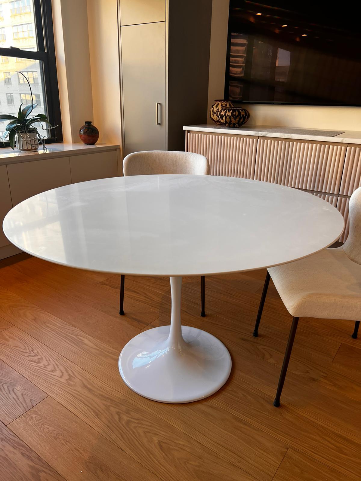 White Lacquer Tulip Dining Table (Round)
