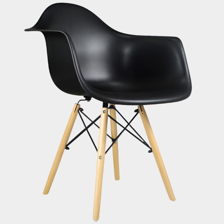 Fauteuil en plastique moulé Eames (pieds en bois naturel)