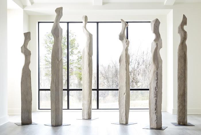 Sculptures de femmes moulées, E, colossales, pierre romaine