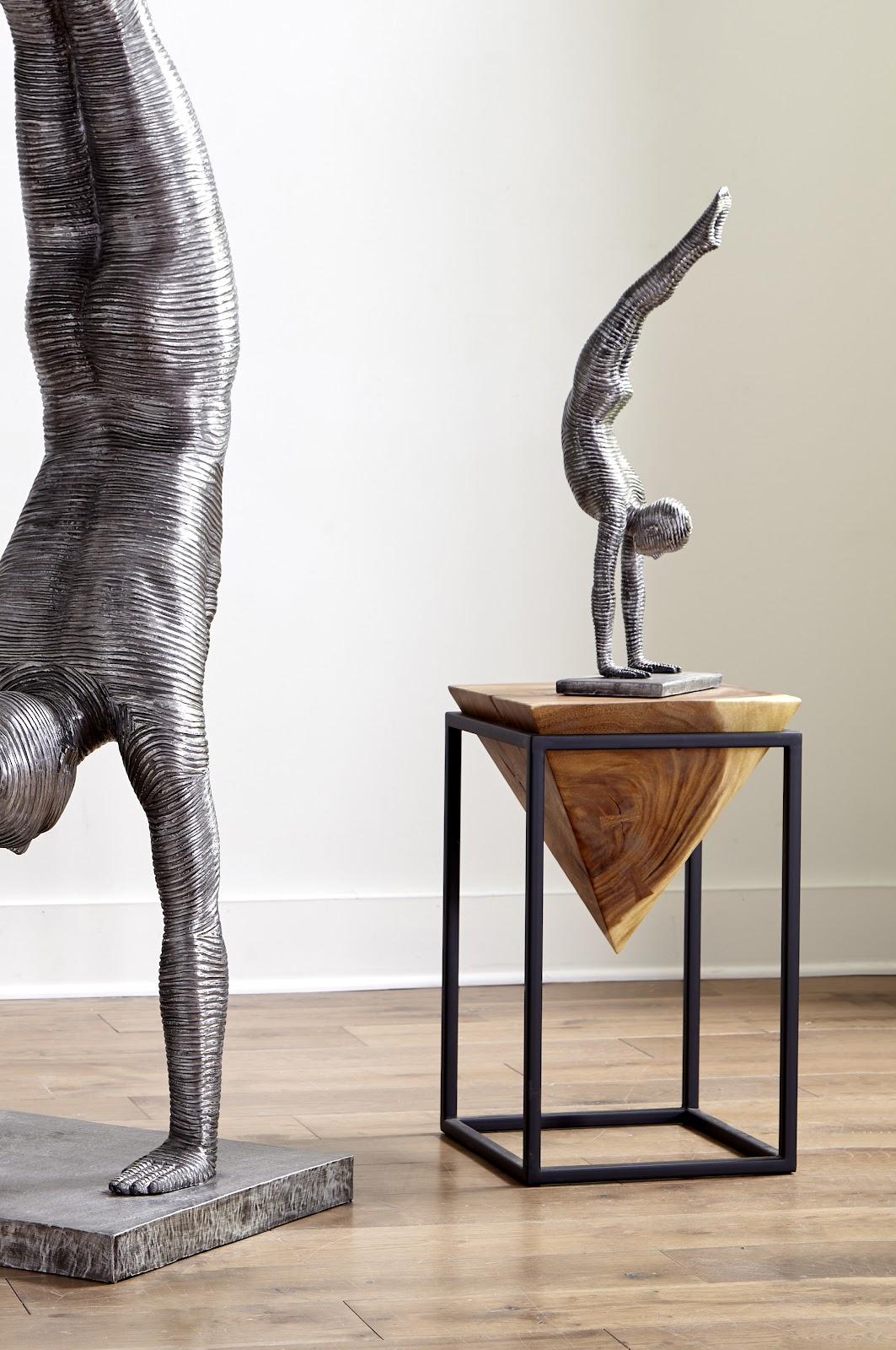 Sculpture en équilibre sur les mains, aluminium, grande taille