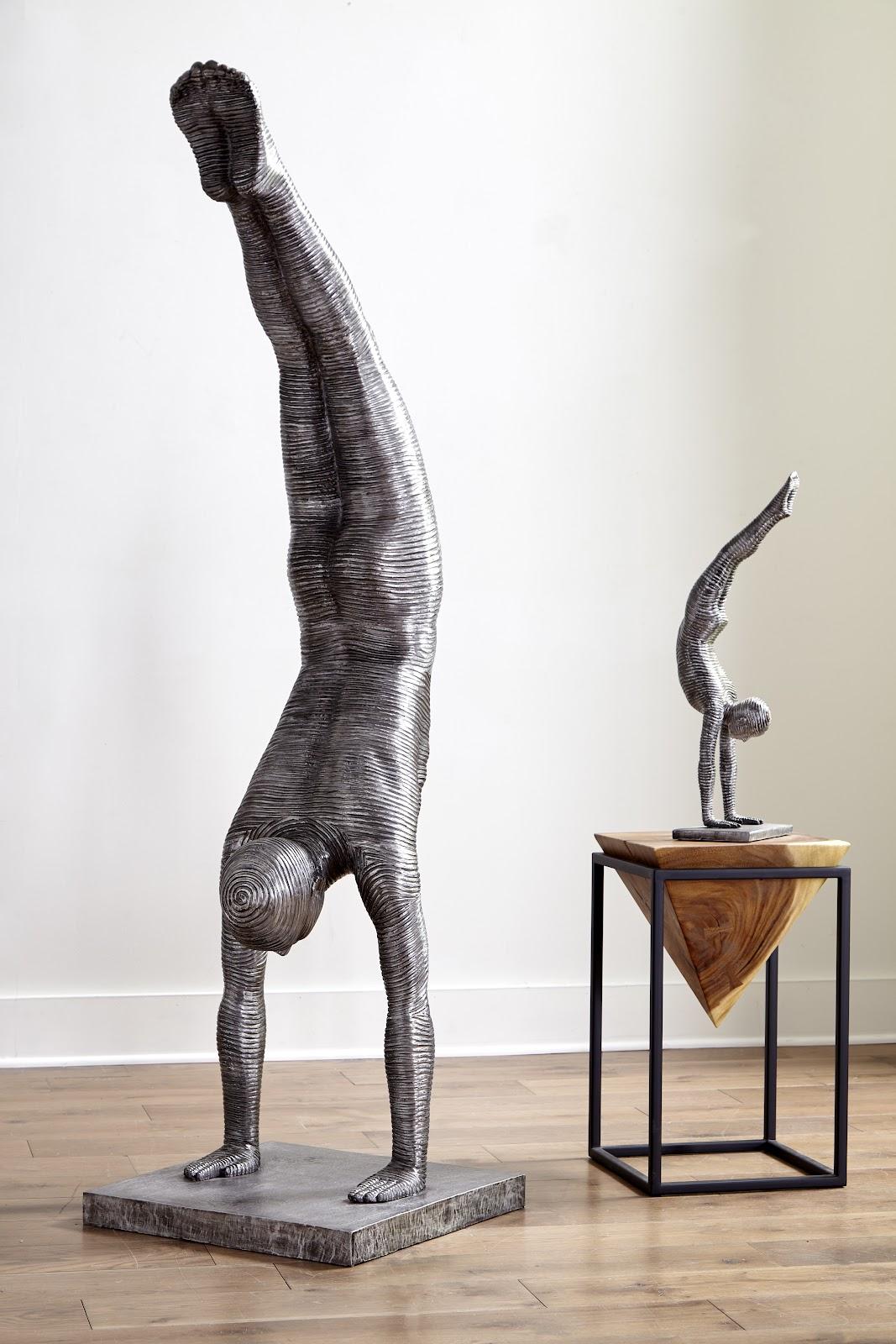 Sculpture en équilibre sur les mains, aluminium, petite taille