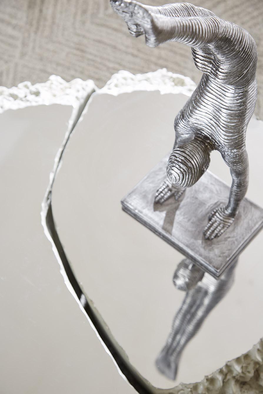 Sculpture en équilibre sur les mains, aluminium, petite taille