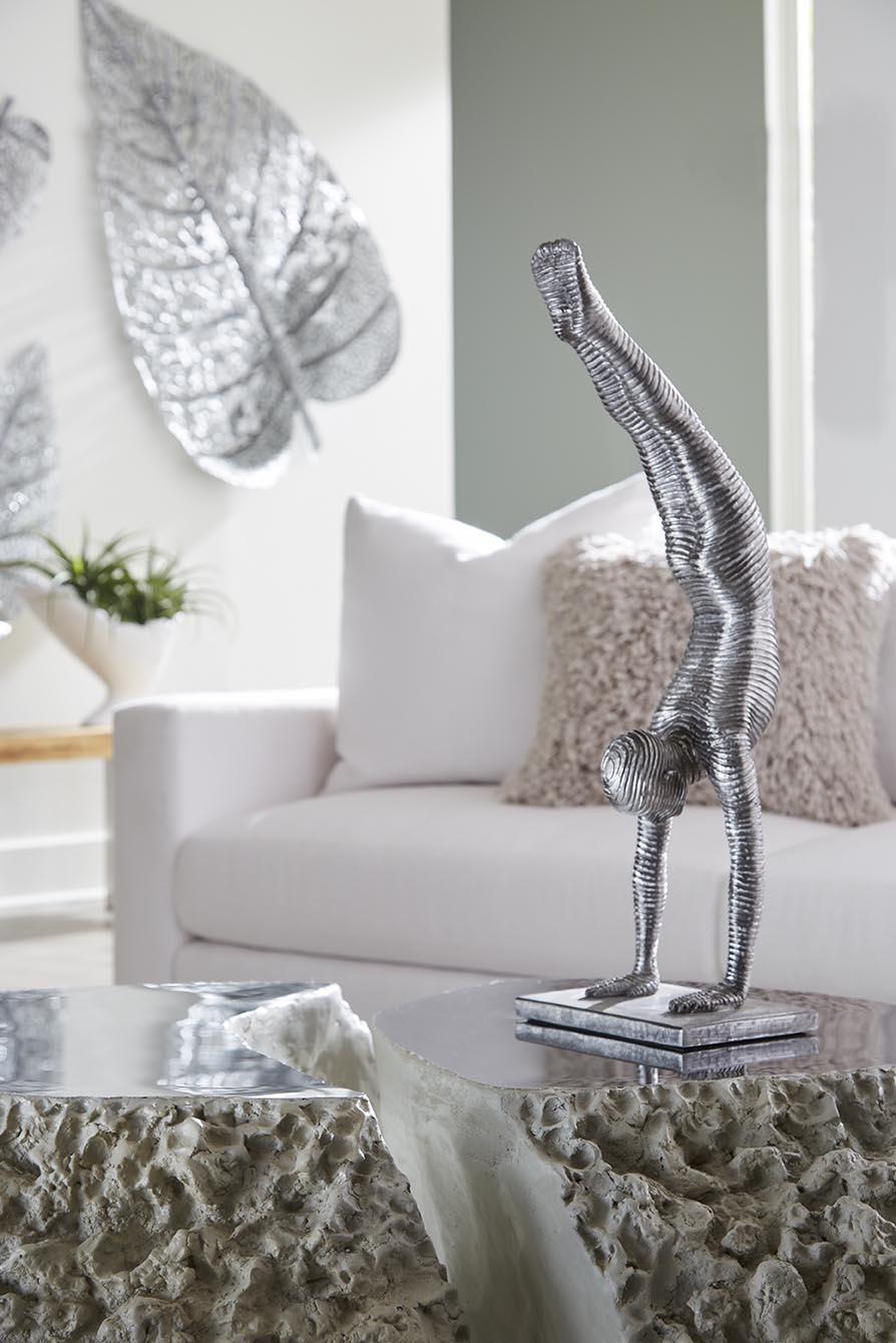 Sculpture en équilibre sur les mains, aluminium, petite taille