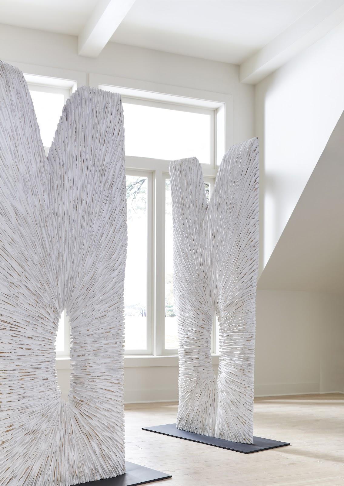 Sculpture de tronçonneuse sur support, blanc/doré