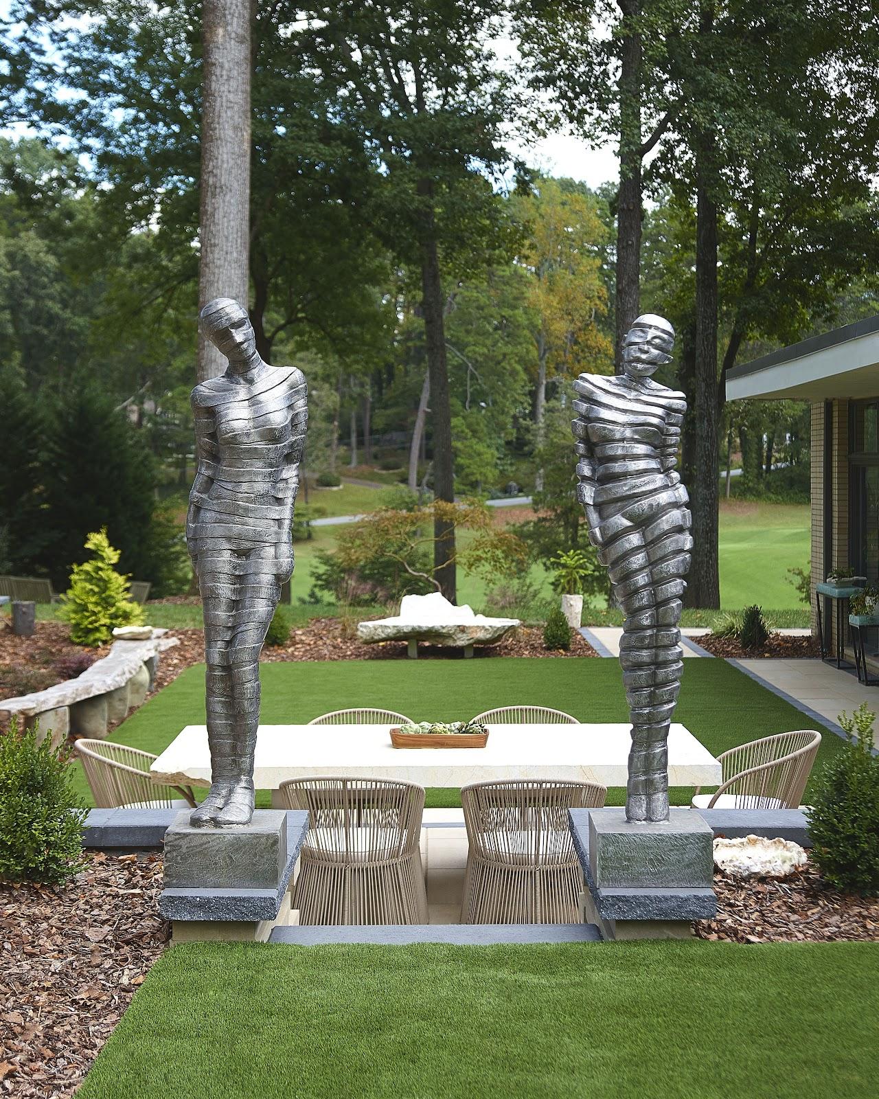 Femme rubanée penchée vers la gauche, noir/argent, aluminium