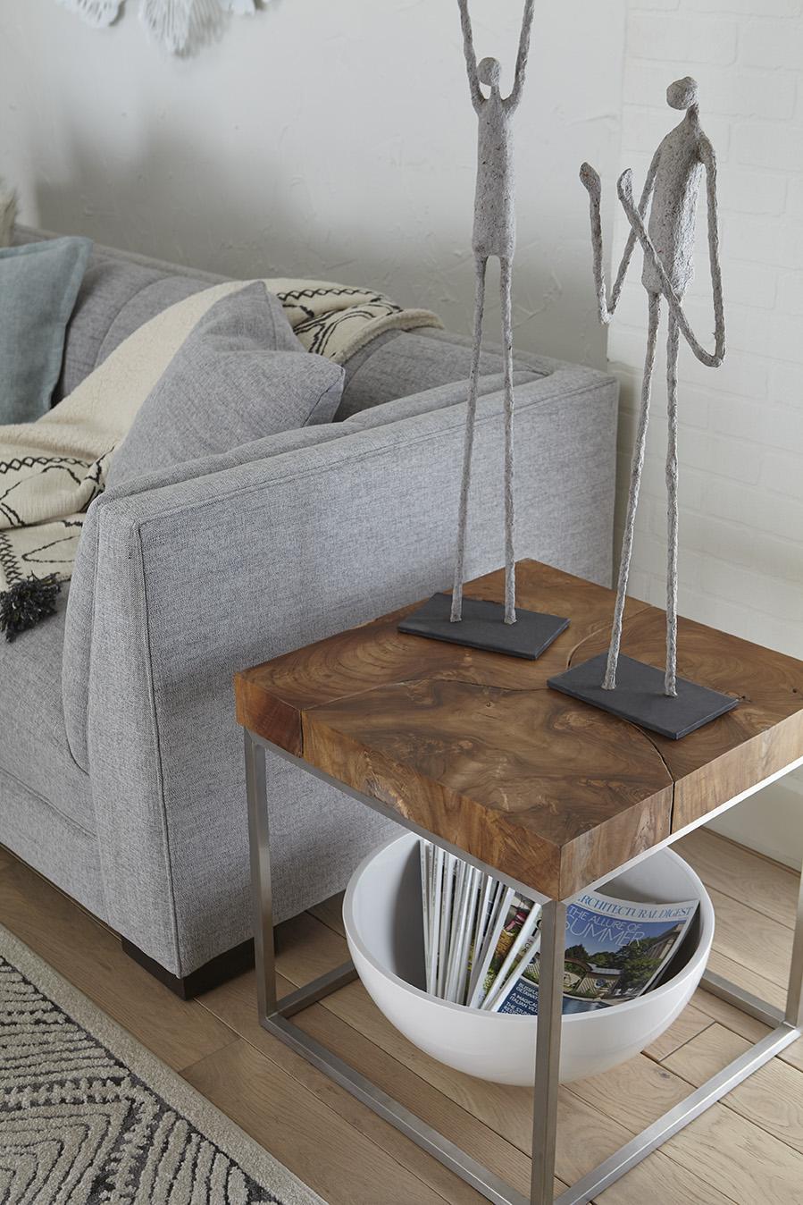 Sculpture humaine, un bras levé, papier mâché