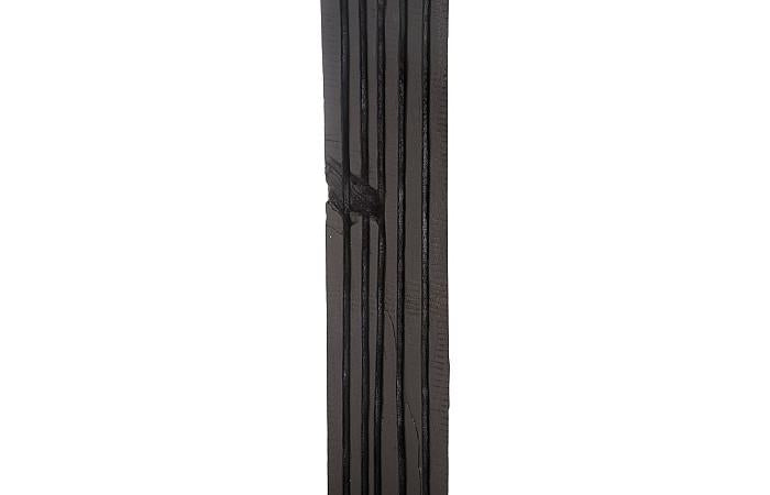 Sculpture abstraite en bois noir, assortie de caractéristiques naturelles