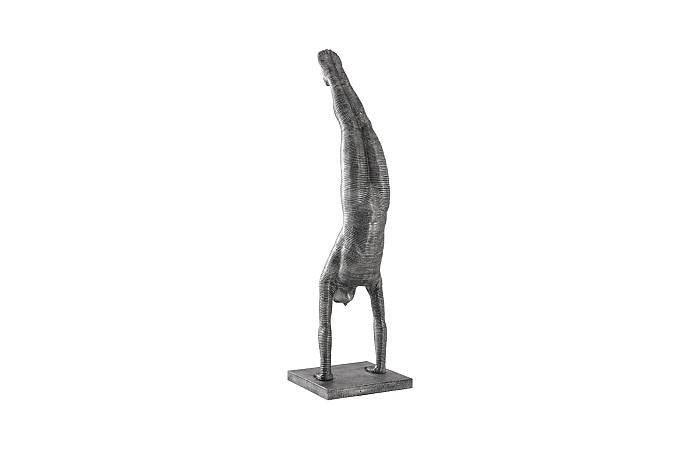 Sculpture en équilibre sur les mains, aluminium, grande taille