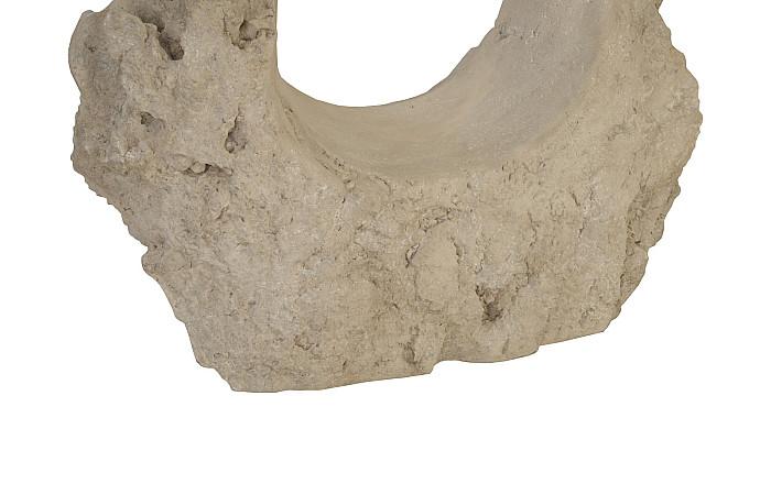 Sculpture colossale en pierre moulée, double trou, pierre romaine