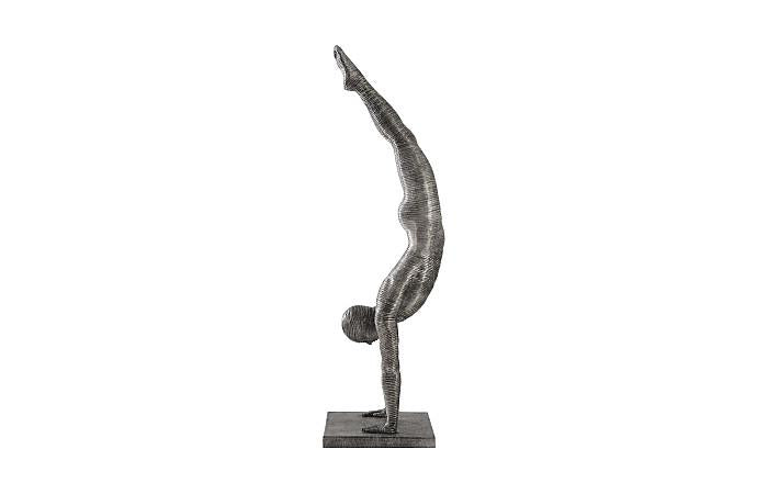 Sculpture en équilibre sur les mains, aluminium, grande taille