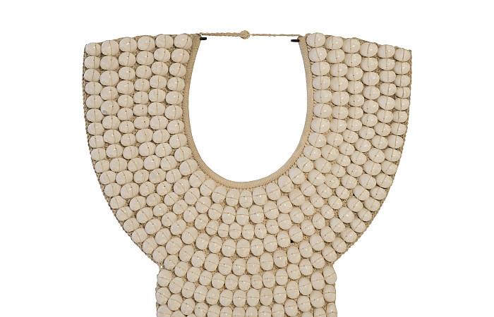 Sculpture de collier de coquillages, sur pied