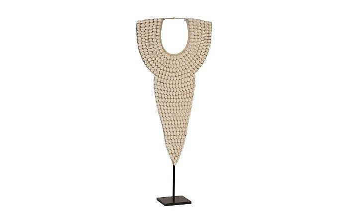 Sculpture de collier de coquillages, sur pied