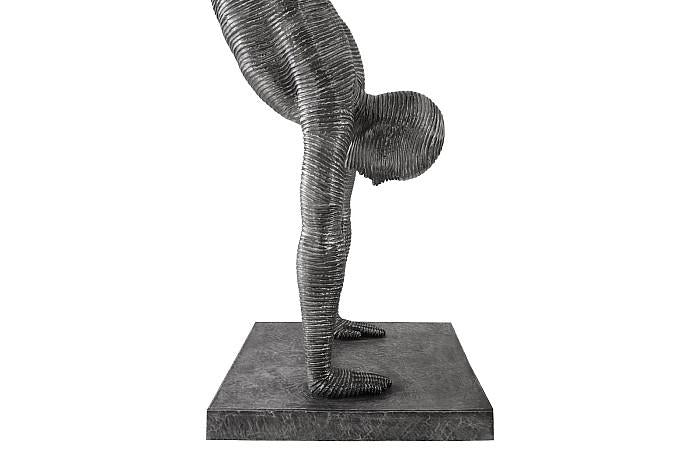 Sculpture en équilibre sur les mains, aluminium, grande taille