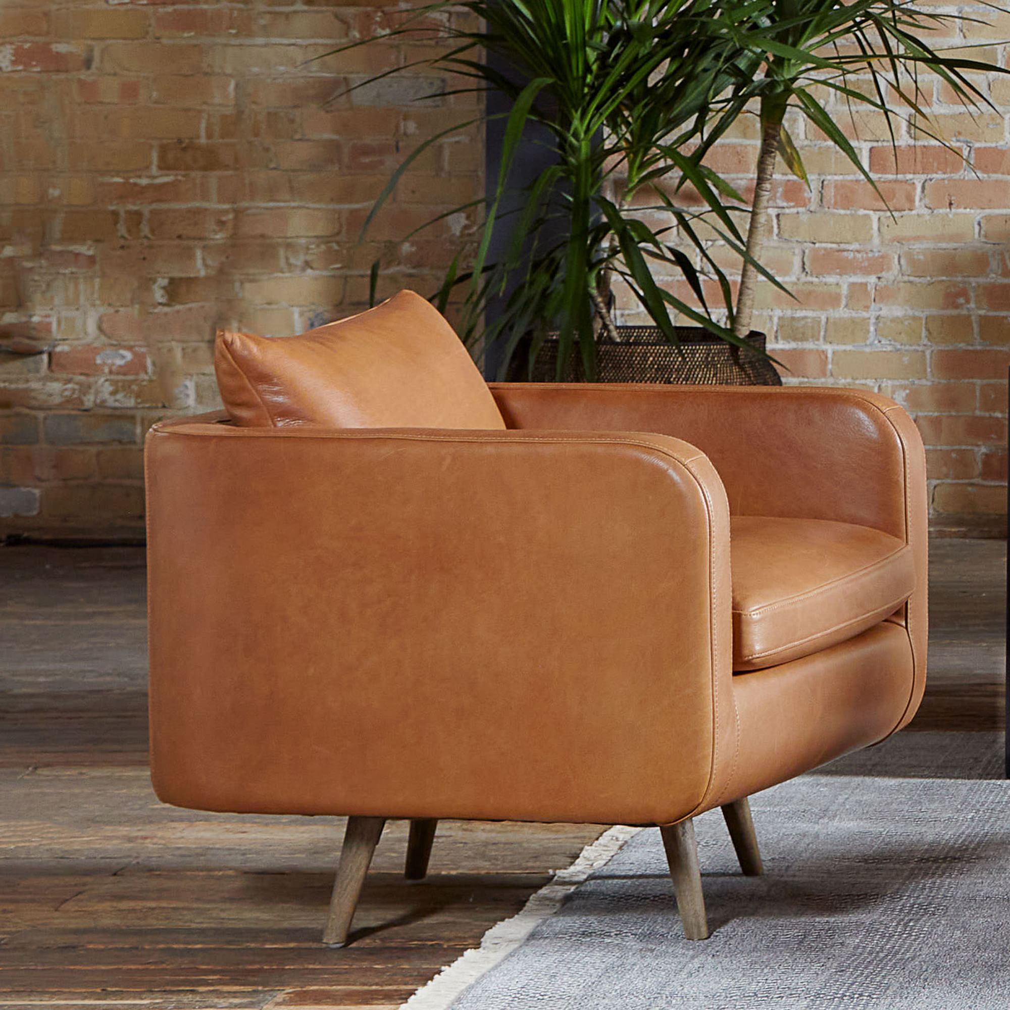 Chaise pivotante à dossier arrondi