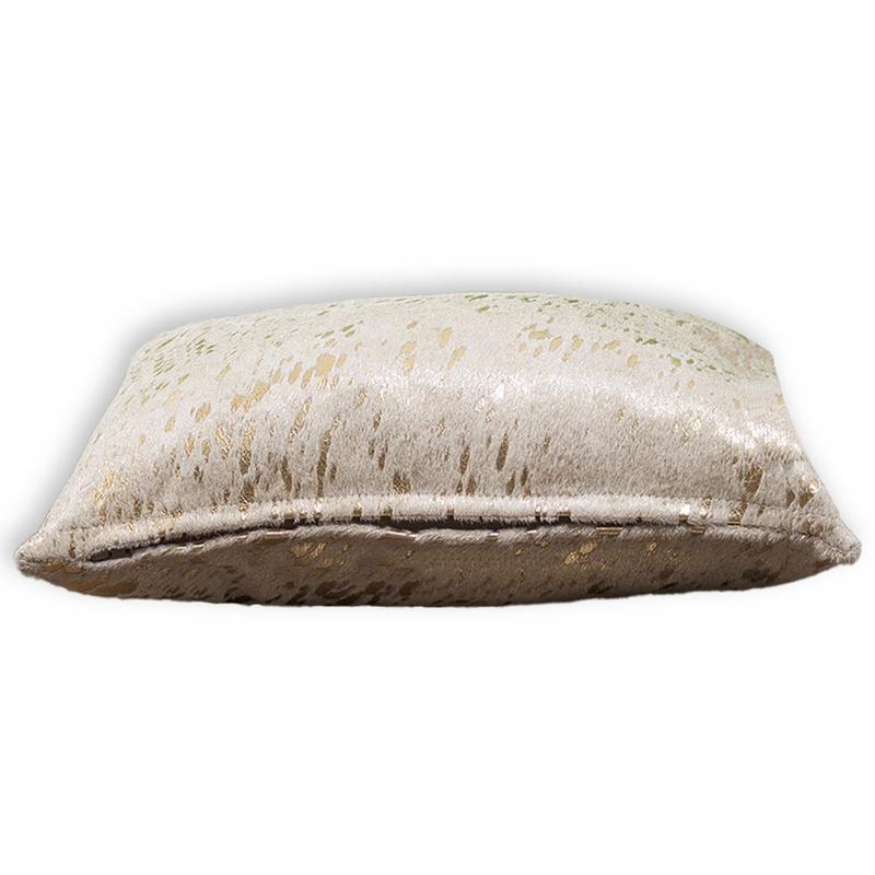 Coussin en peau de vache doré et blanc